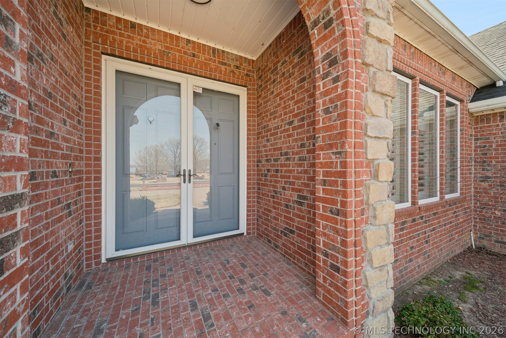 5020 Lake Breeze Road Property Photo 2