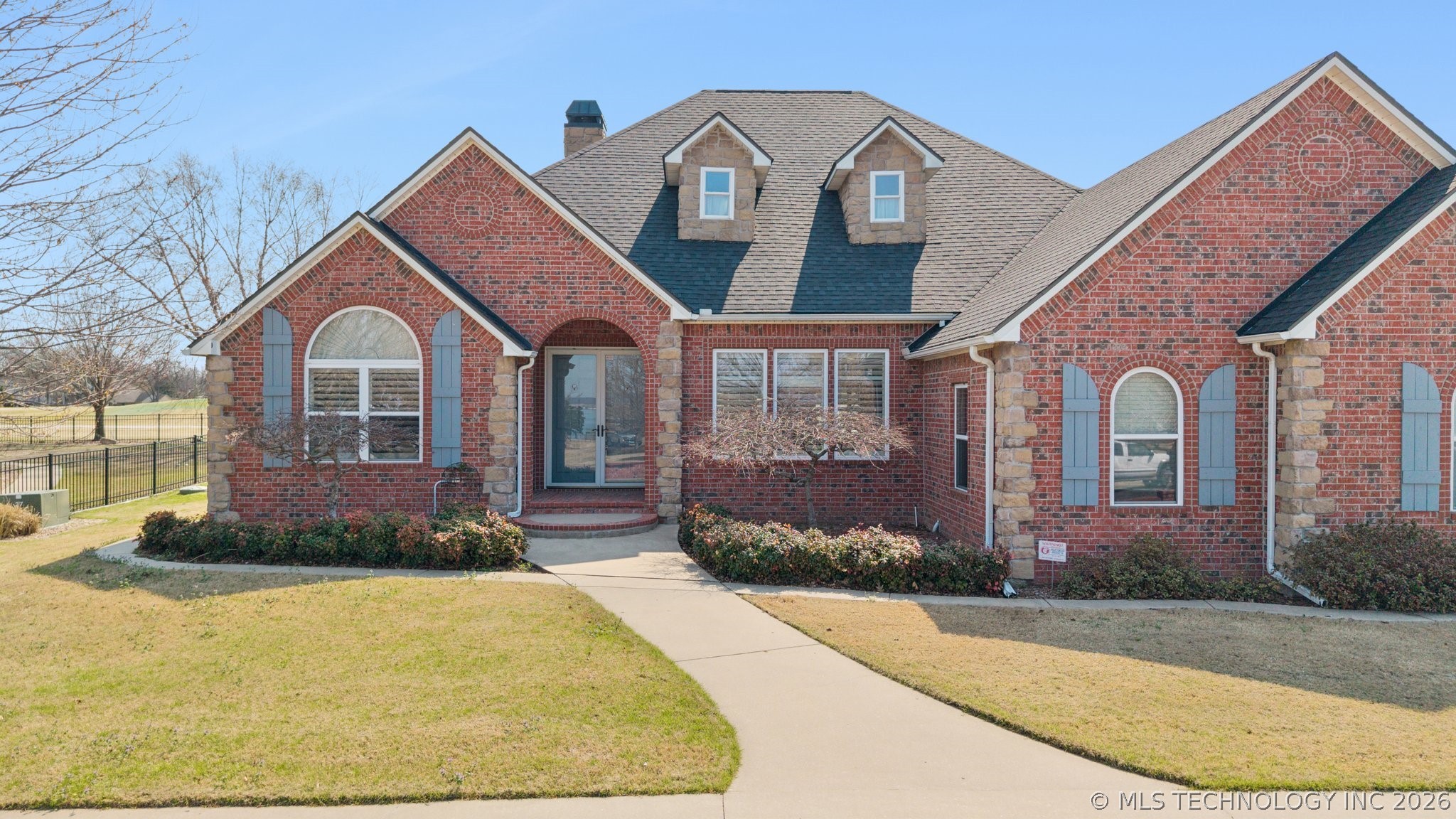 5020 Lake Breeze Road Property Photo 3