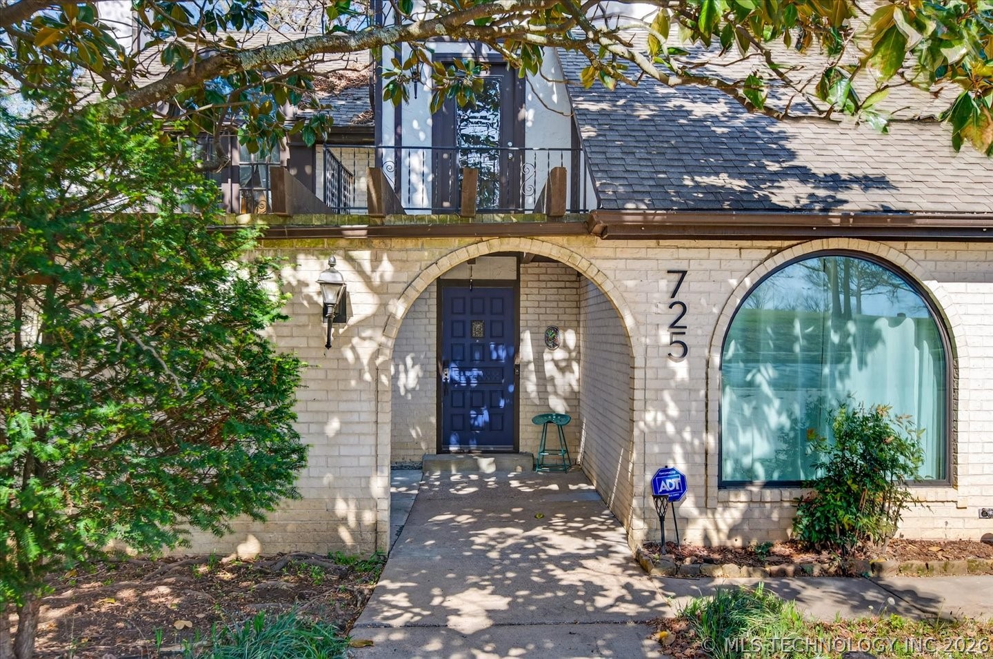 725 Kenwood Drive Property Photo 1