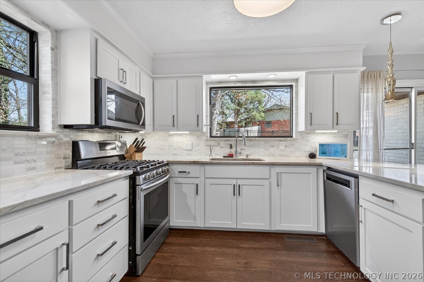 725 Kenwood Drive Property Photo 2