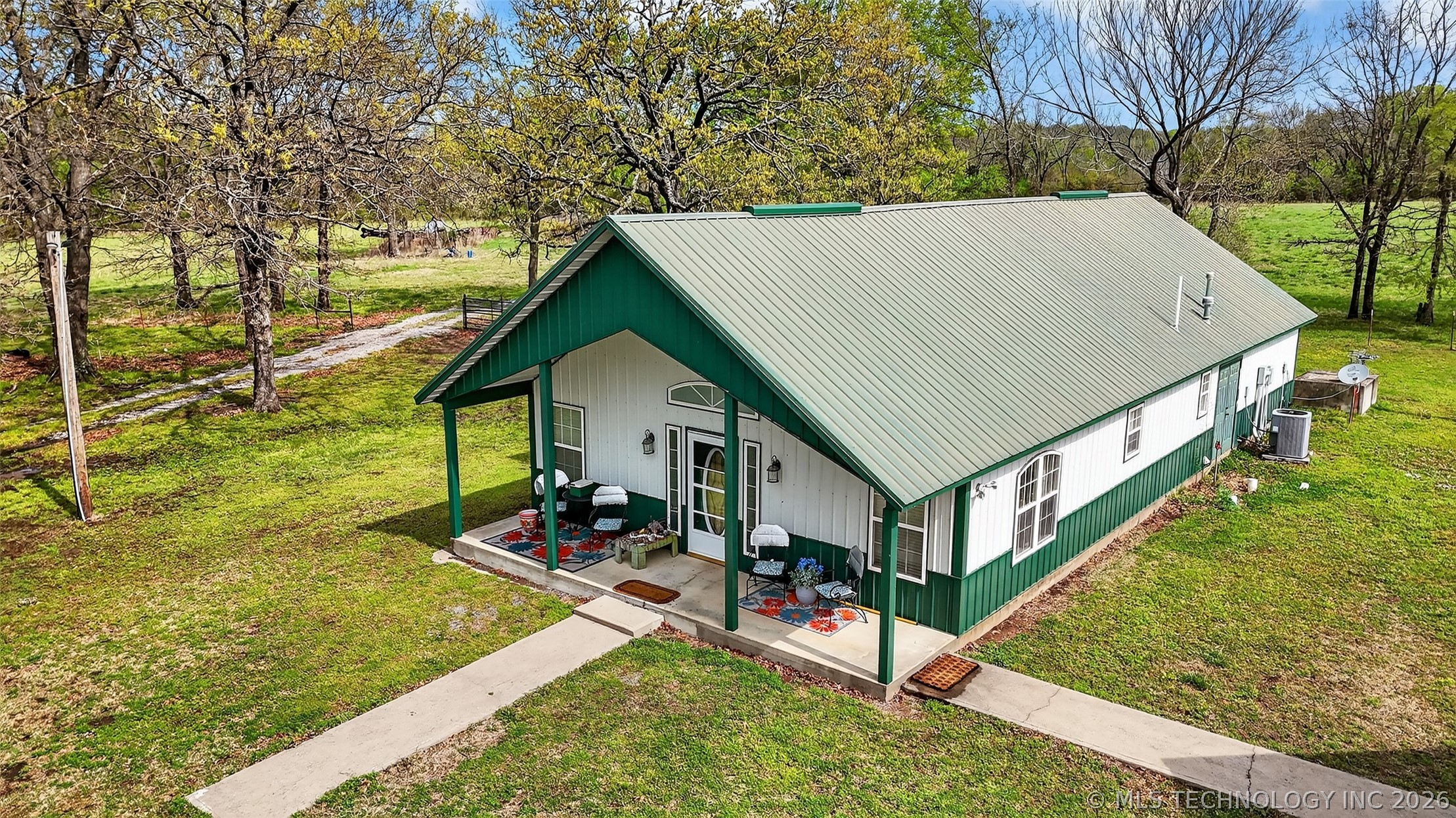 2709 S 34th Road Property Photo 5