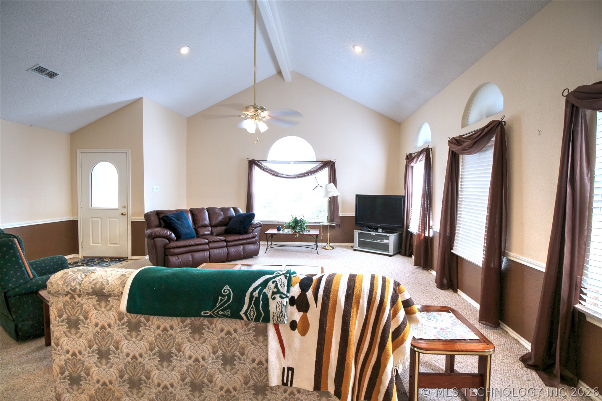 6786 Red Oak Property Photo 2