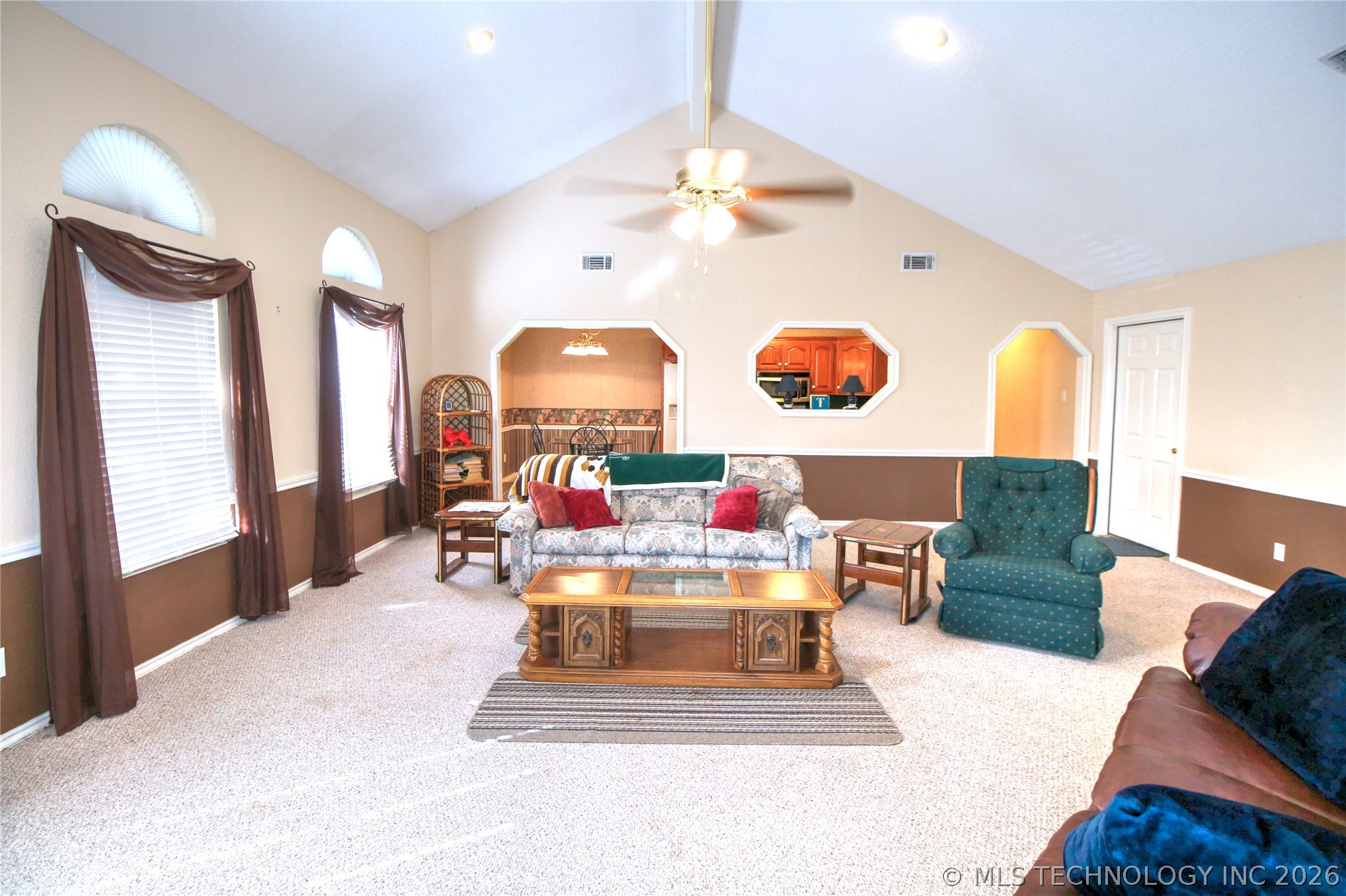 6786 Red Oak Property Photo 3