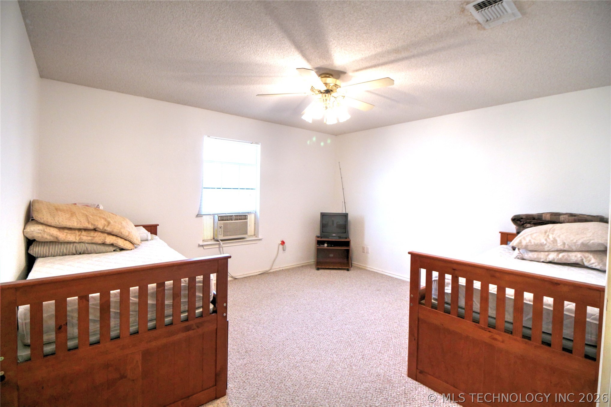6786 Red Oak Property Photo 6