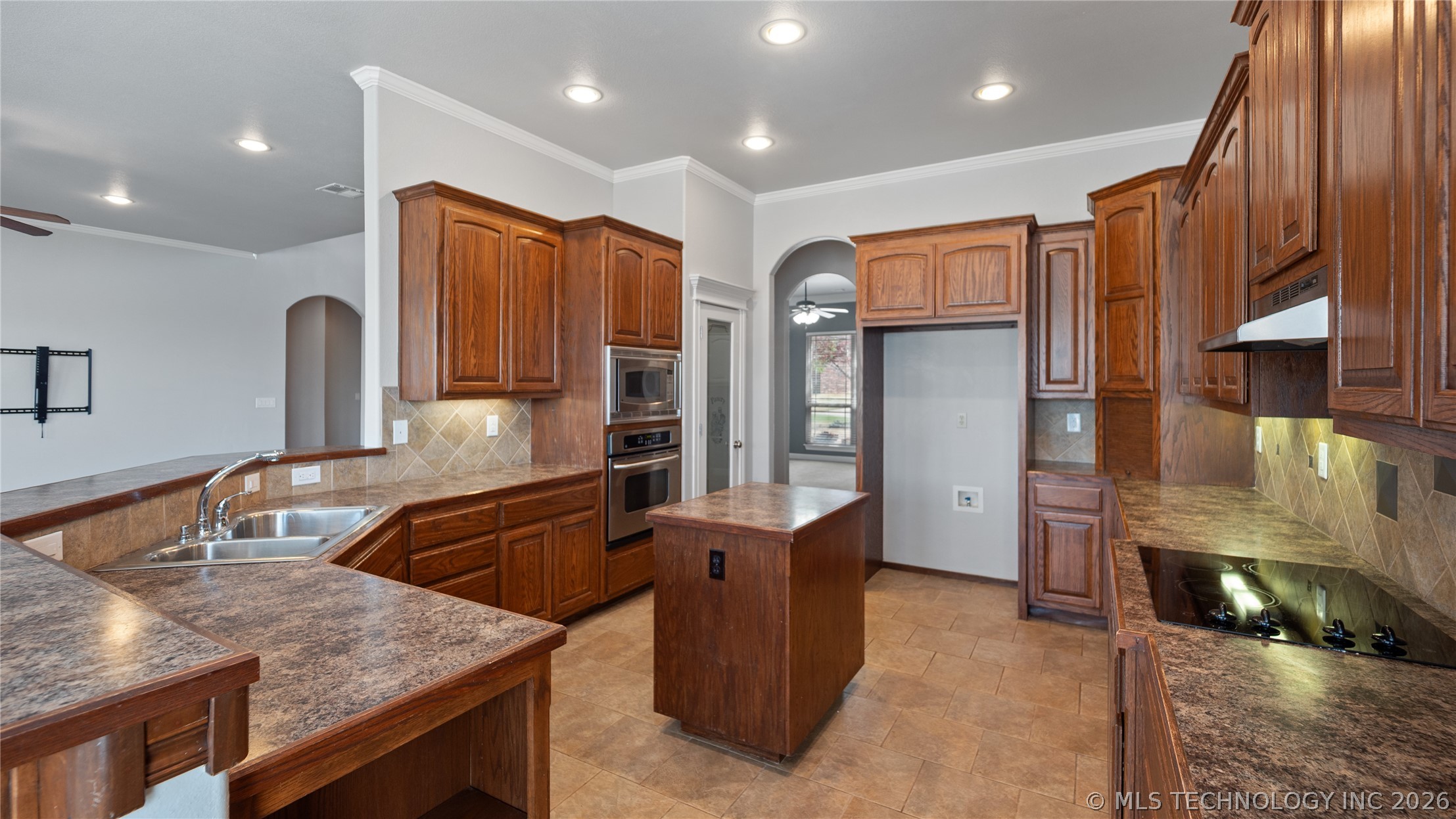 4301 N Walnut Avenue Property Photo 8