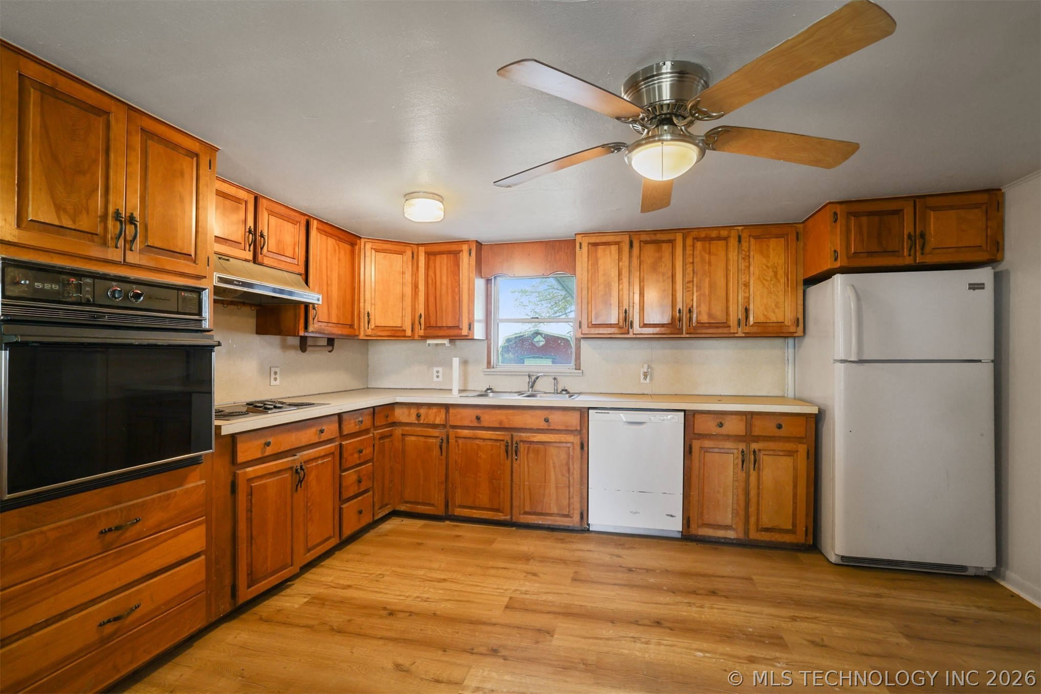 610 E Mckennon Property Photo 6