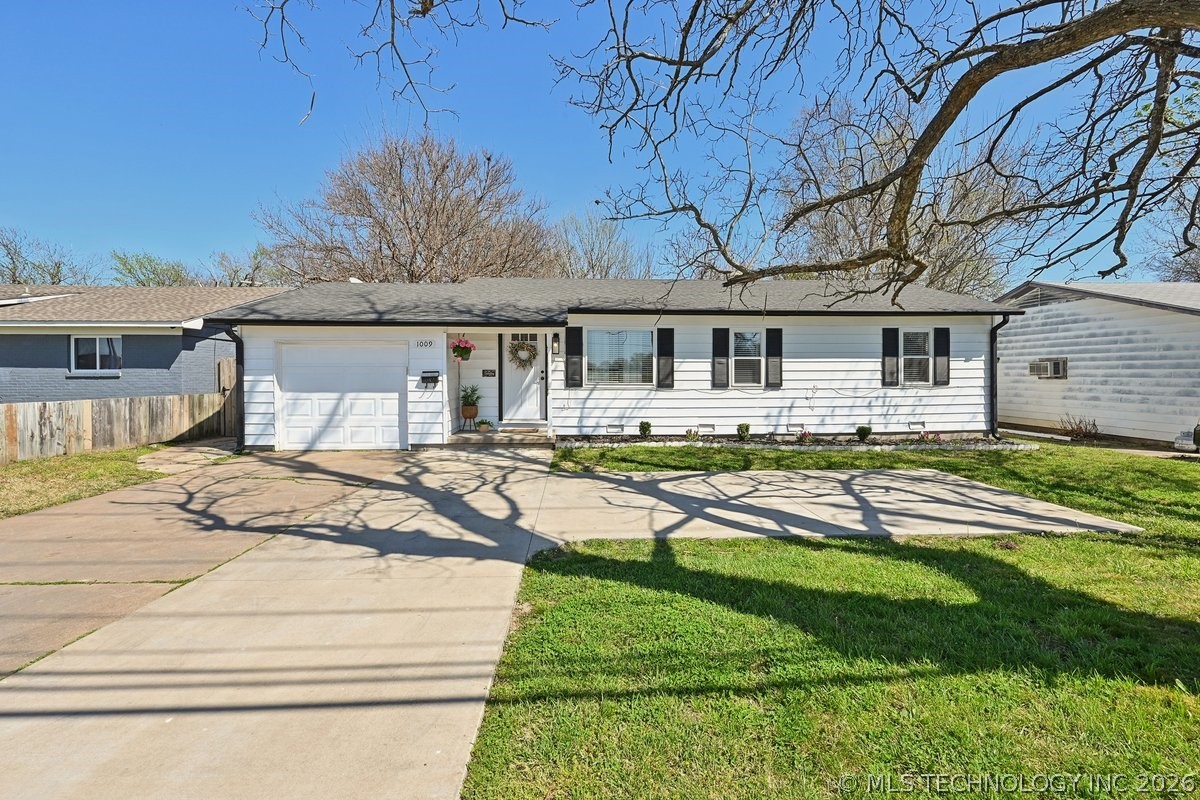 1009 S Elm Place Property Photo 1