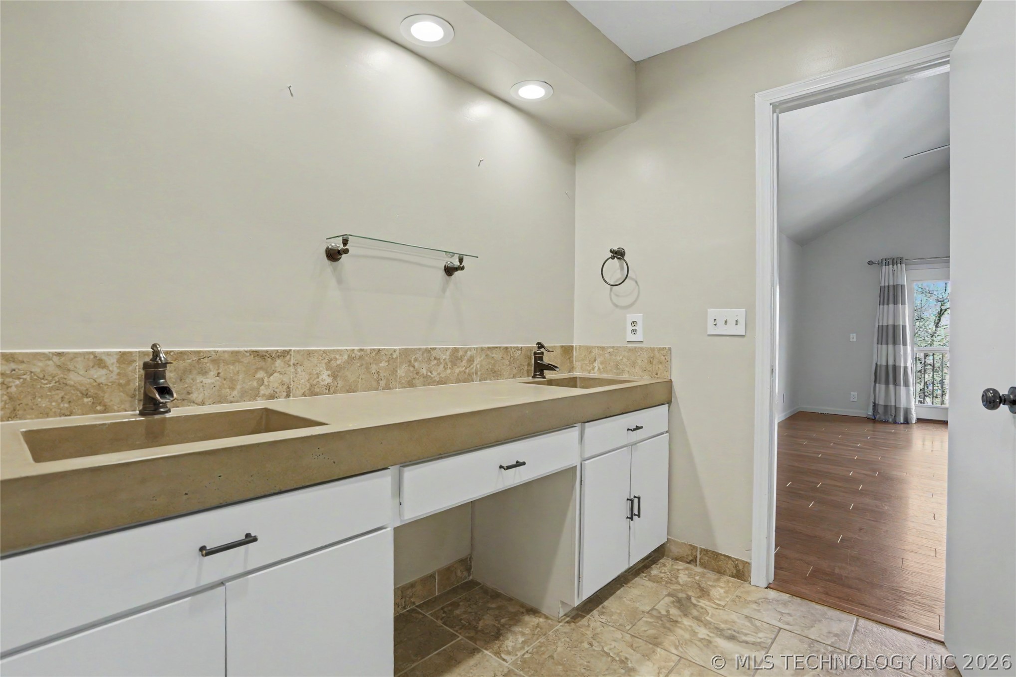 3526 E 75th Street Property Photo 29