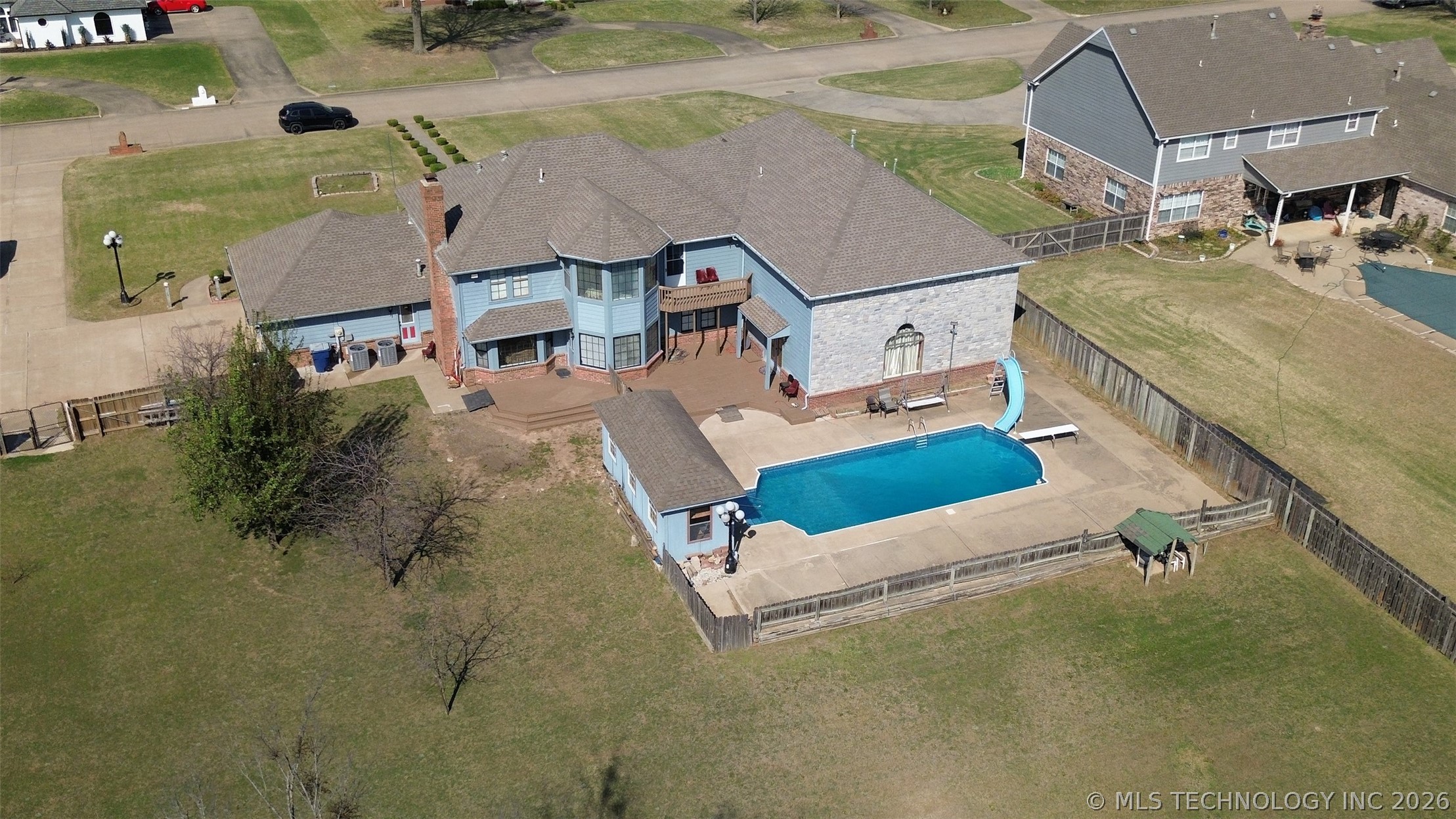 1606 Ne Oakridge Drive Property Photo 2