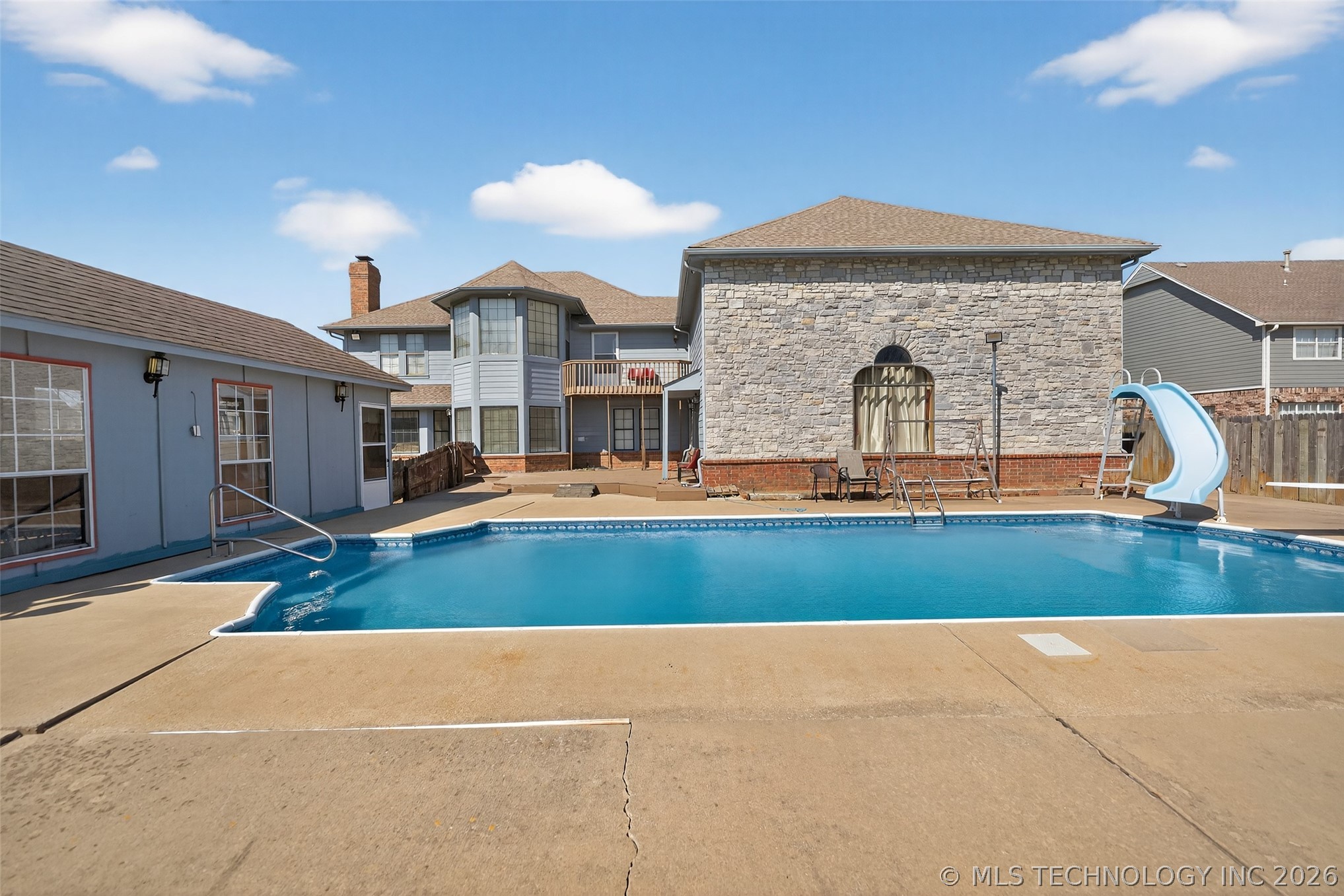1606 Ne Oakridge Drive Property Photo 3