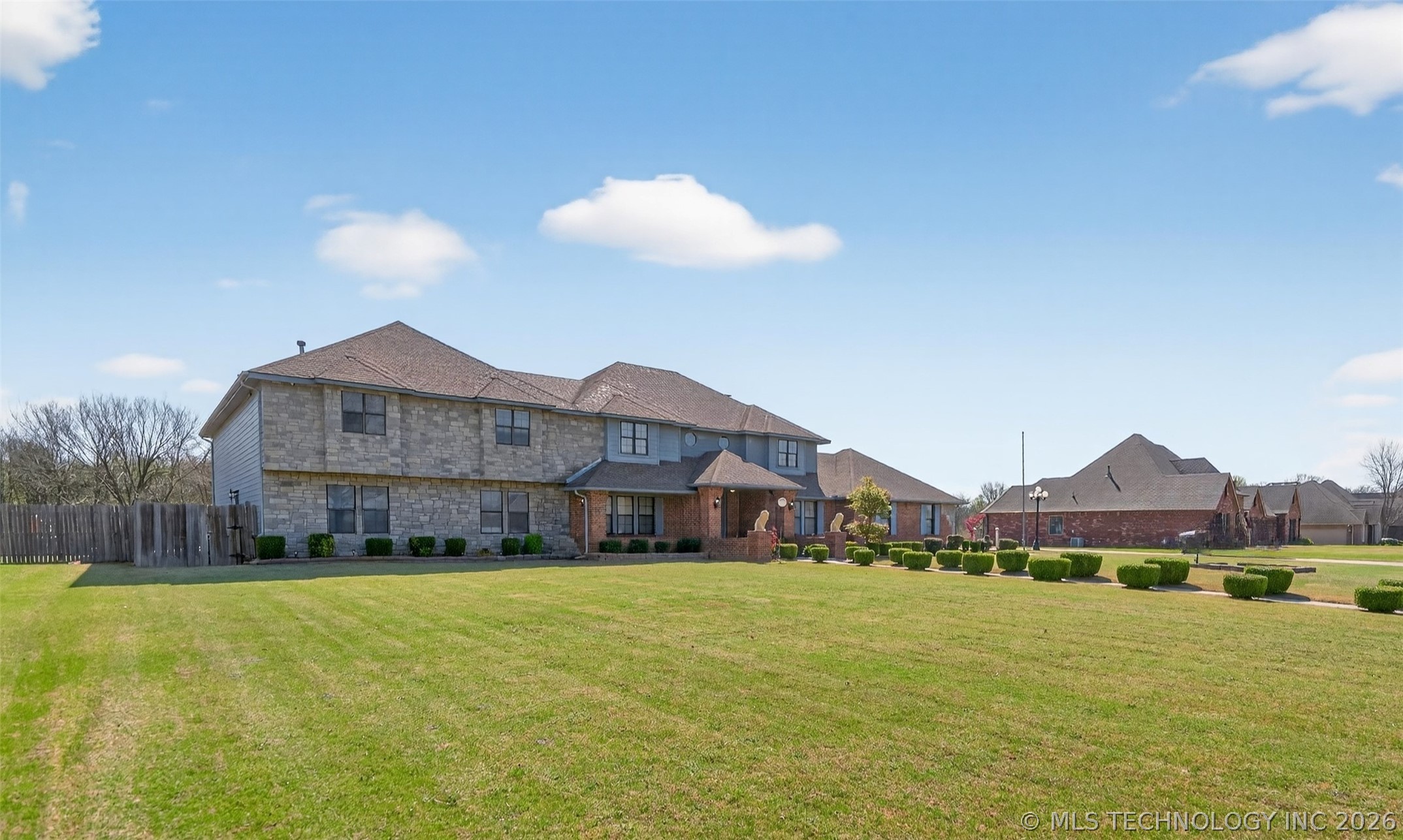 1606 Ne Oakridge Drive Property Photo 6