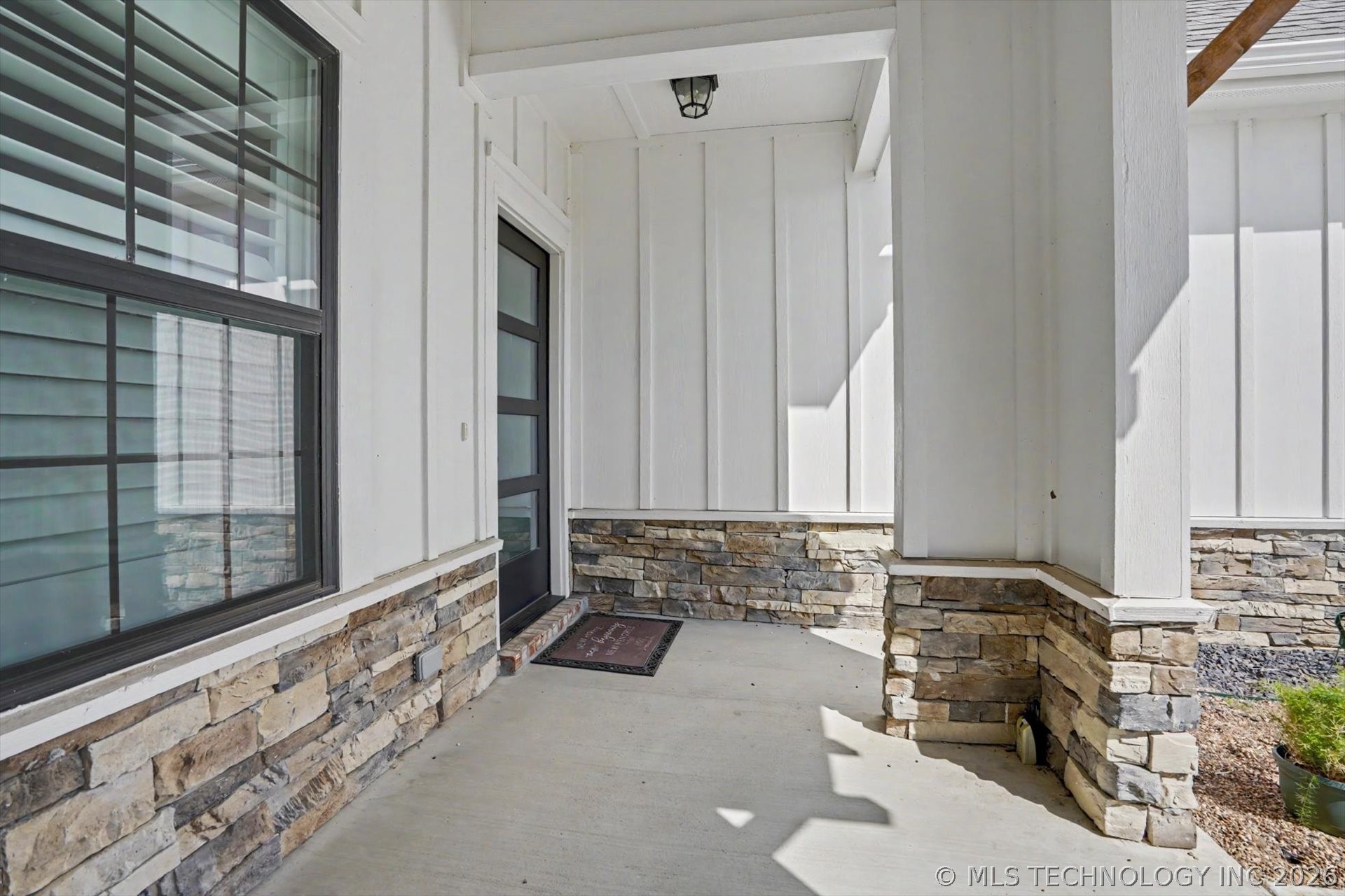 1926 W Imperial Street Property Photo 6