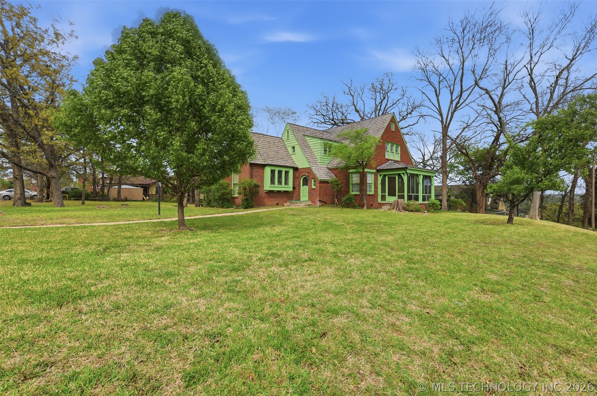 422 S Highland Property Photo 1