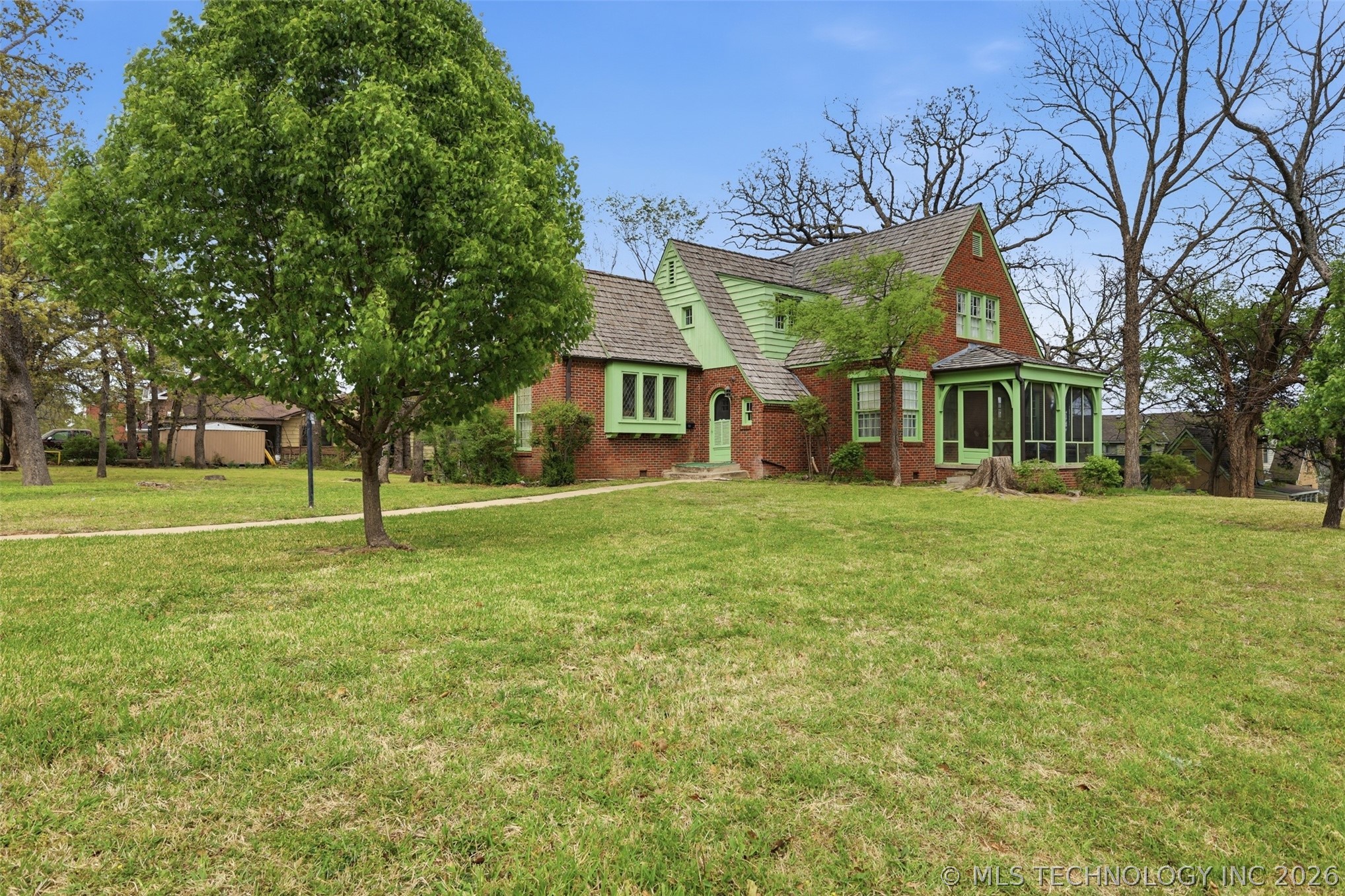 422 S Highland Property Photo 4