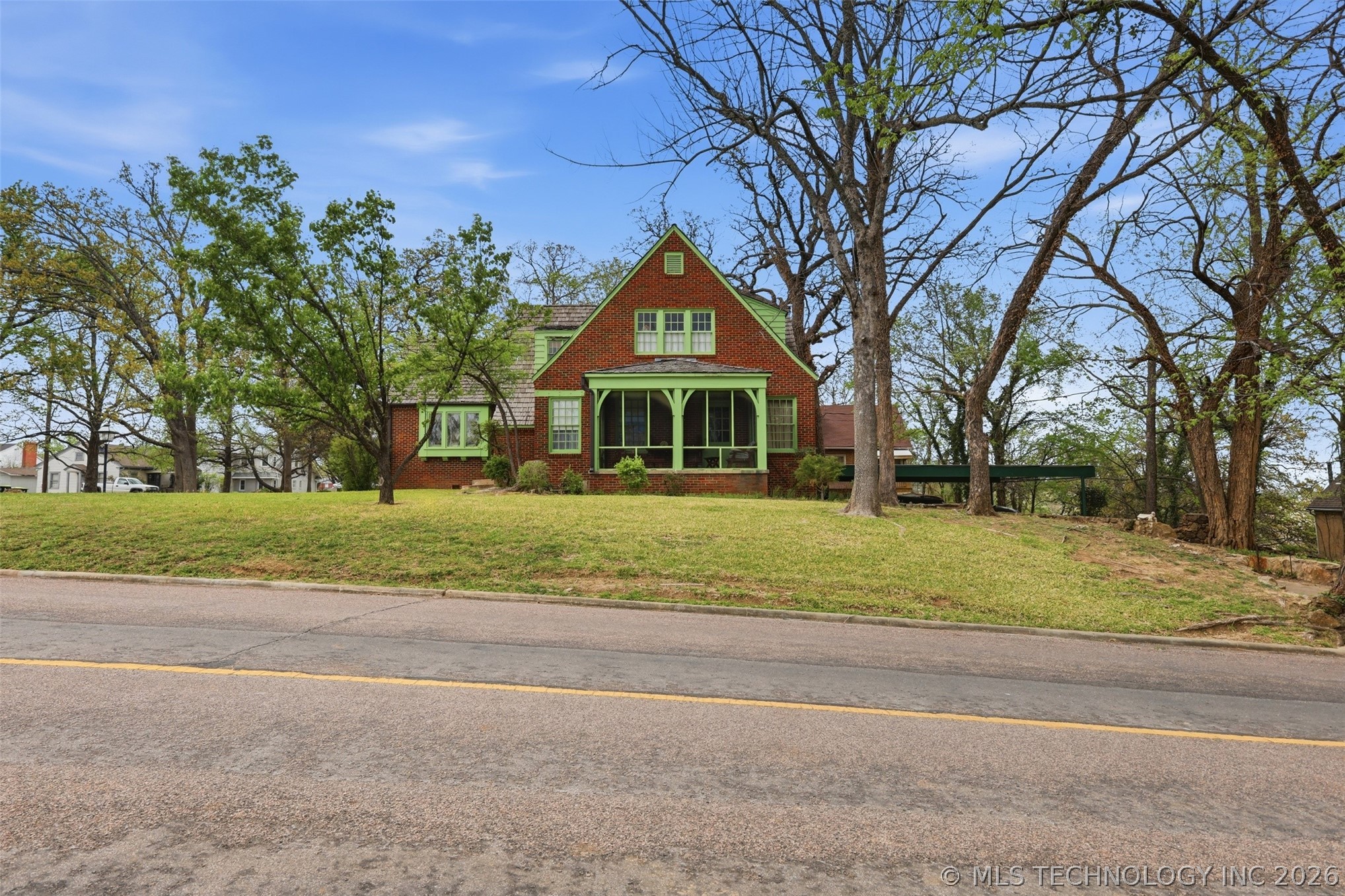 422 S Highland Property Photo 5