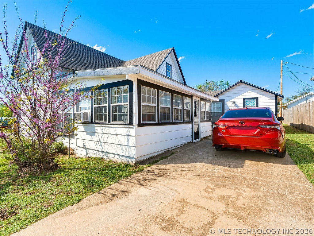128 W Tahlequah Property Photo 6