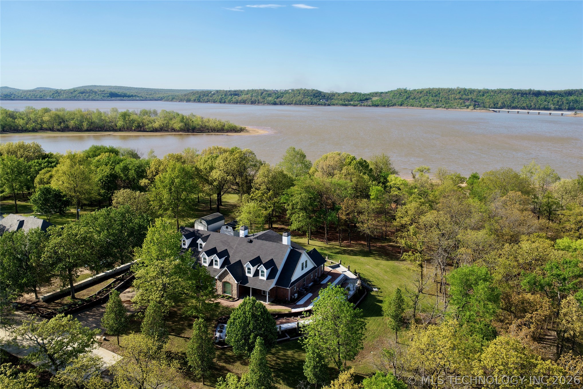 25 E Shoreline Drive Property Photo 3