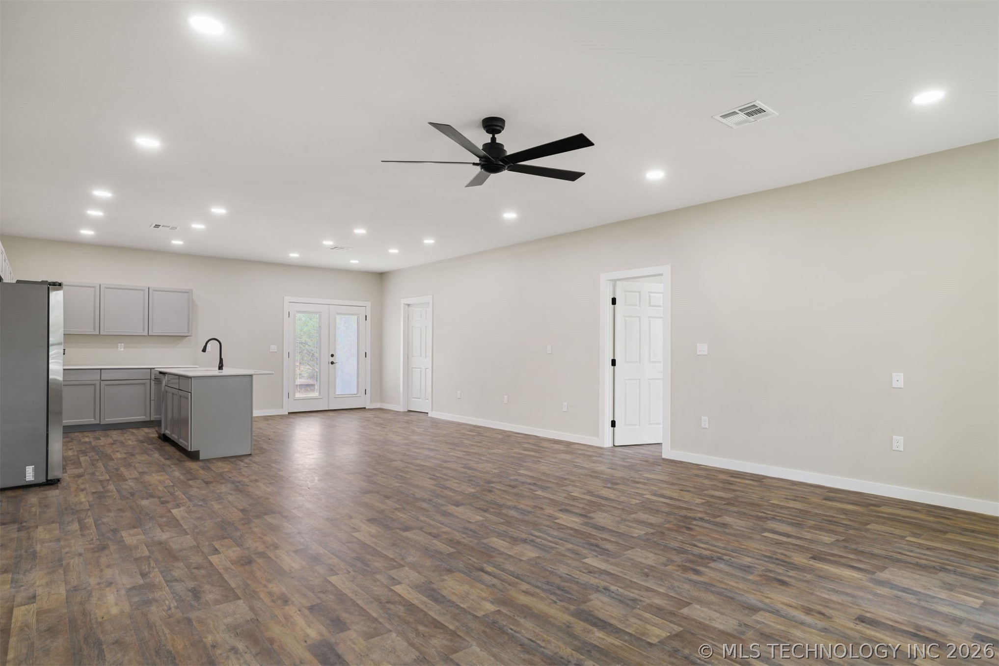 453 W 2nd Street Property Photo 4