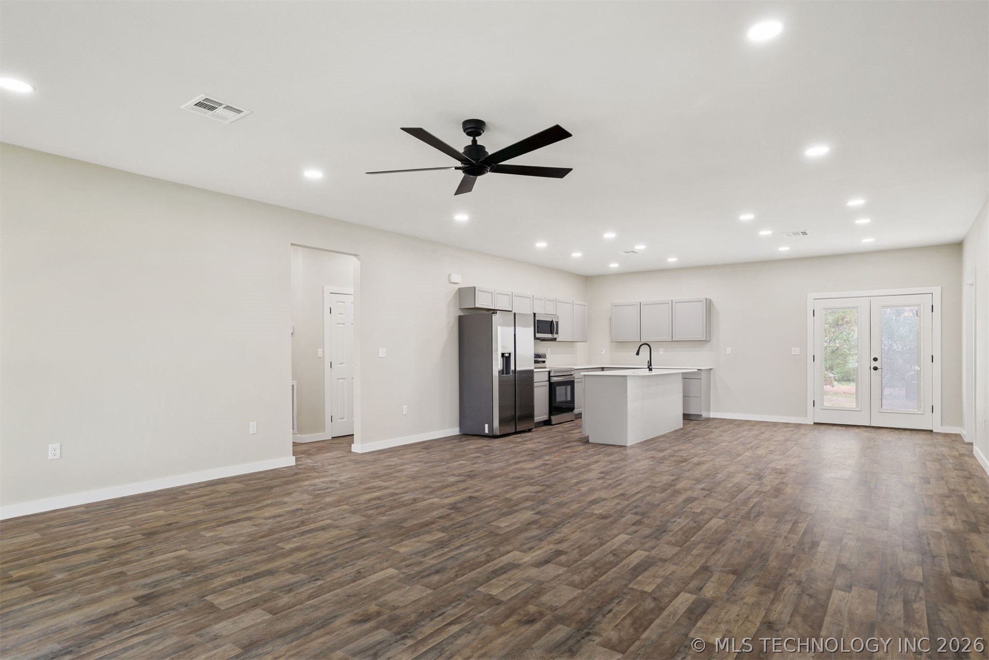 453 W 2nd Street Property Photo 5