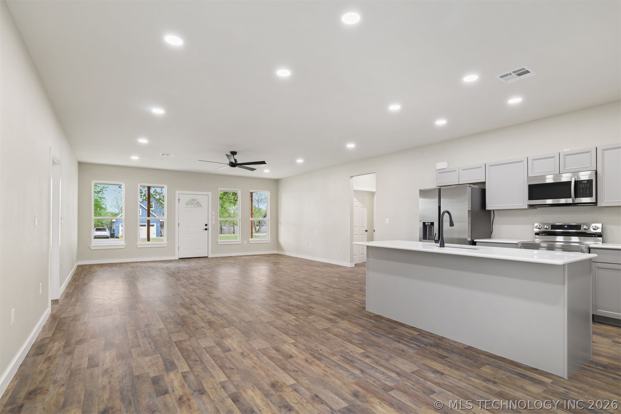 453 W 2nd Street Property Photo 6