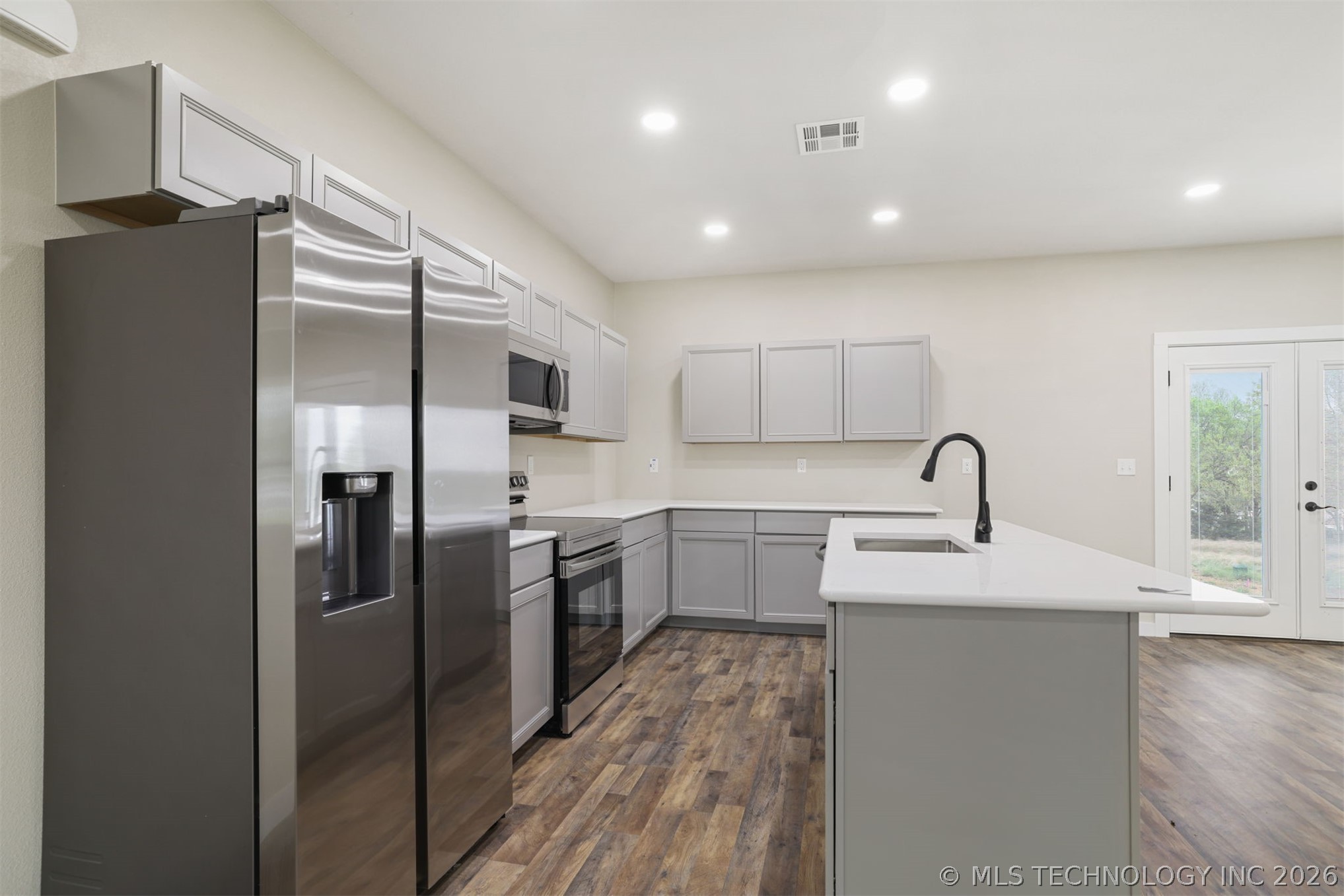 453 W 2nd Street Property Photo 7