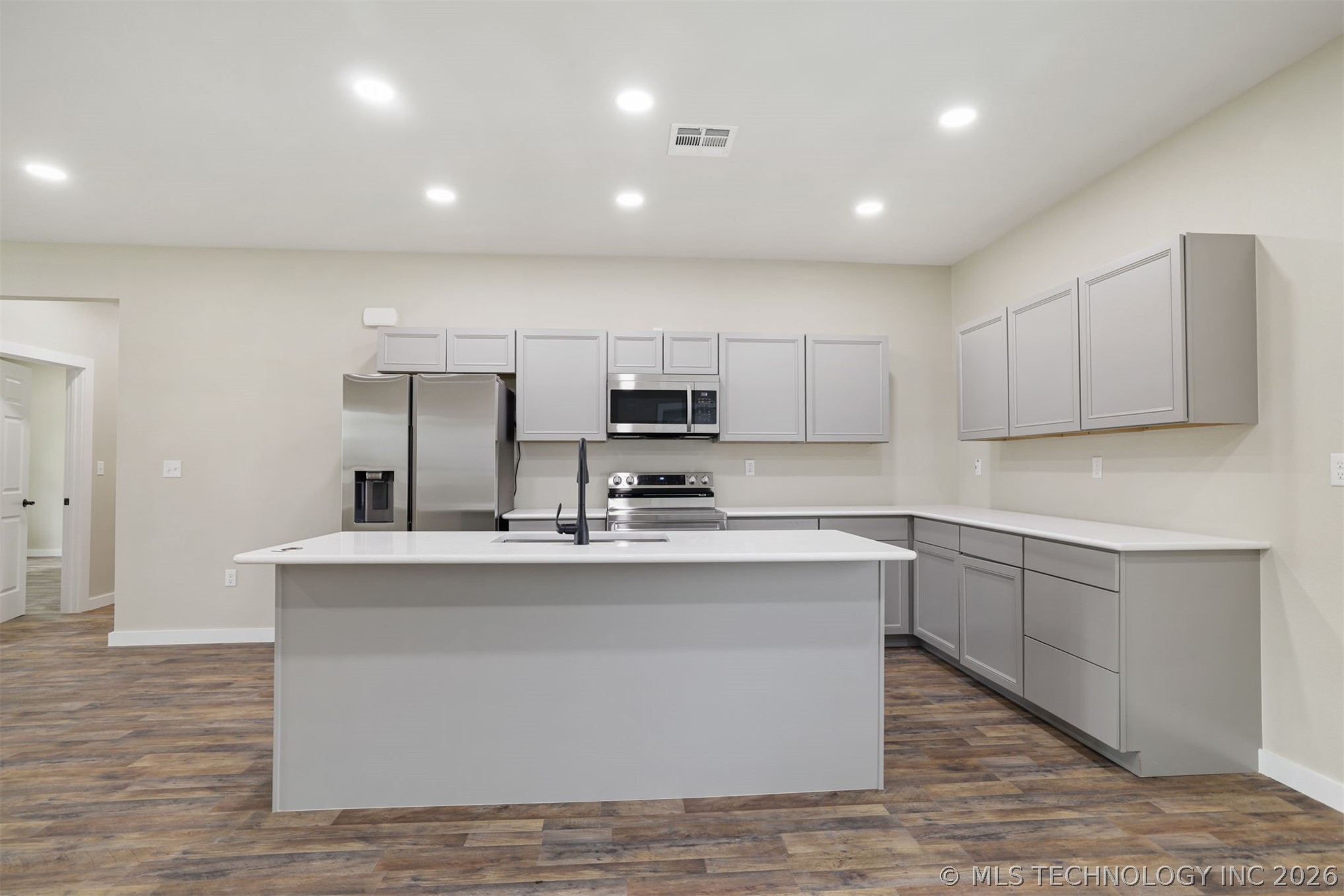 453 W 2nd Street Property Photo 8