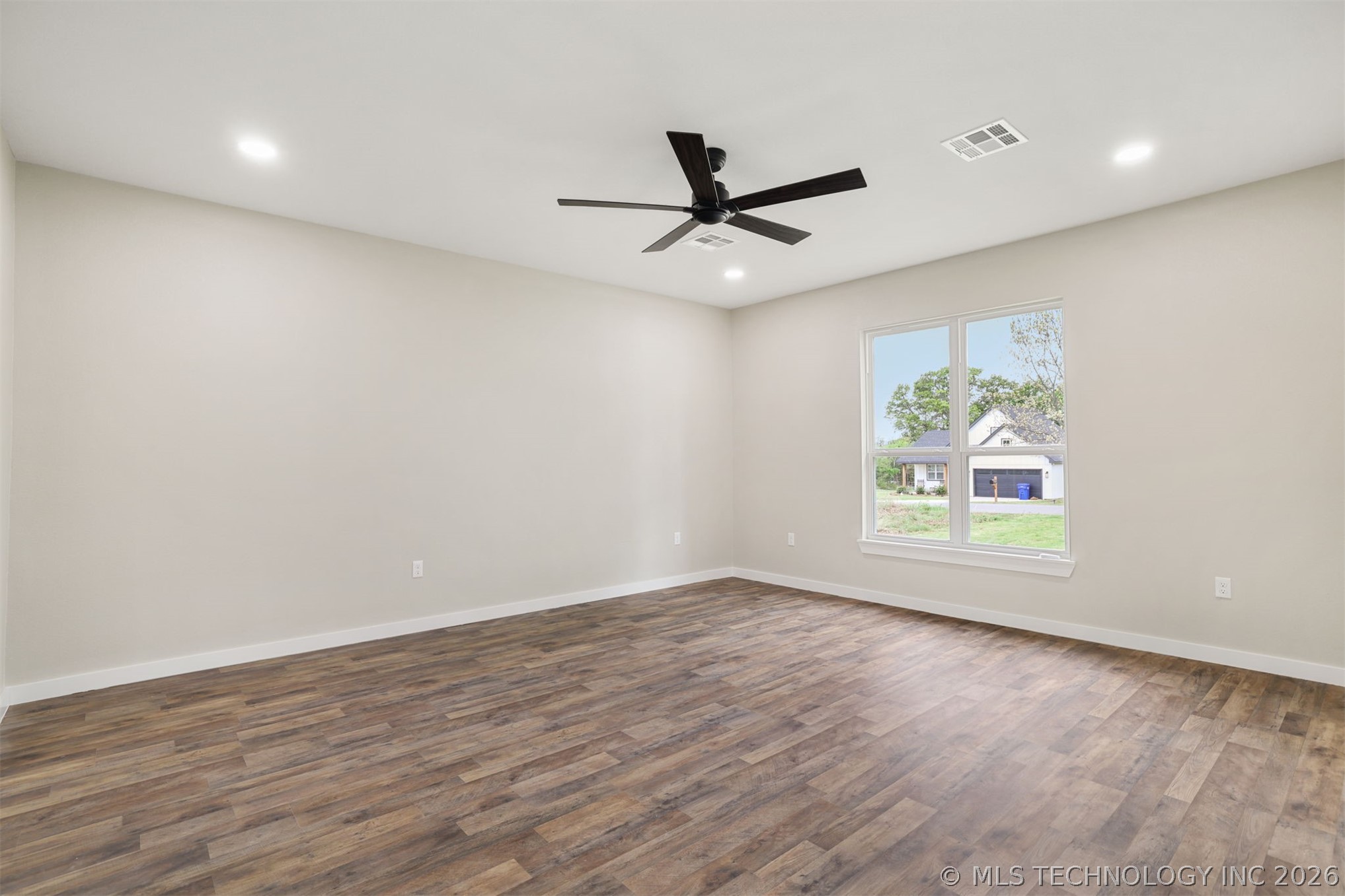 453 W 2nd Street Property Photo 9