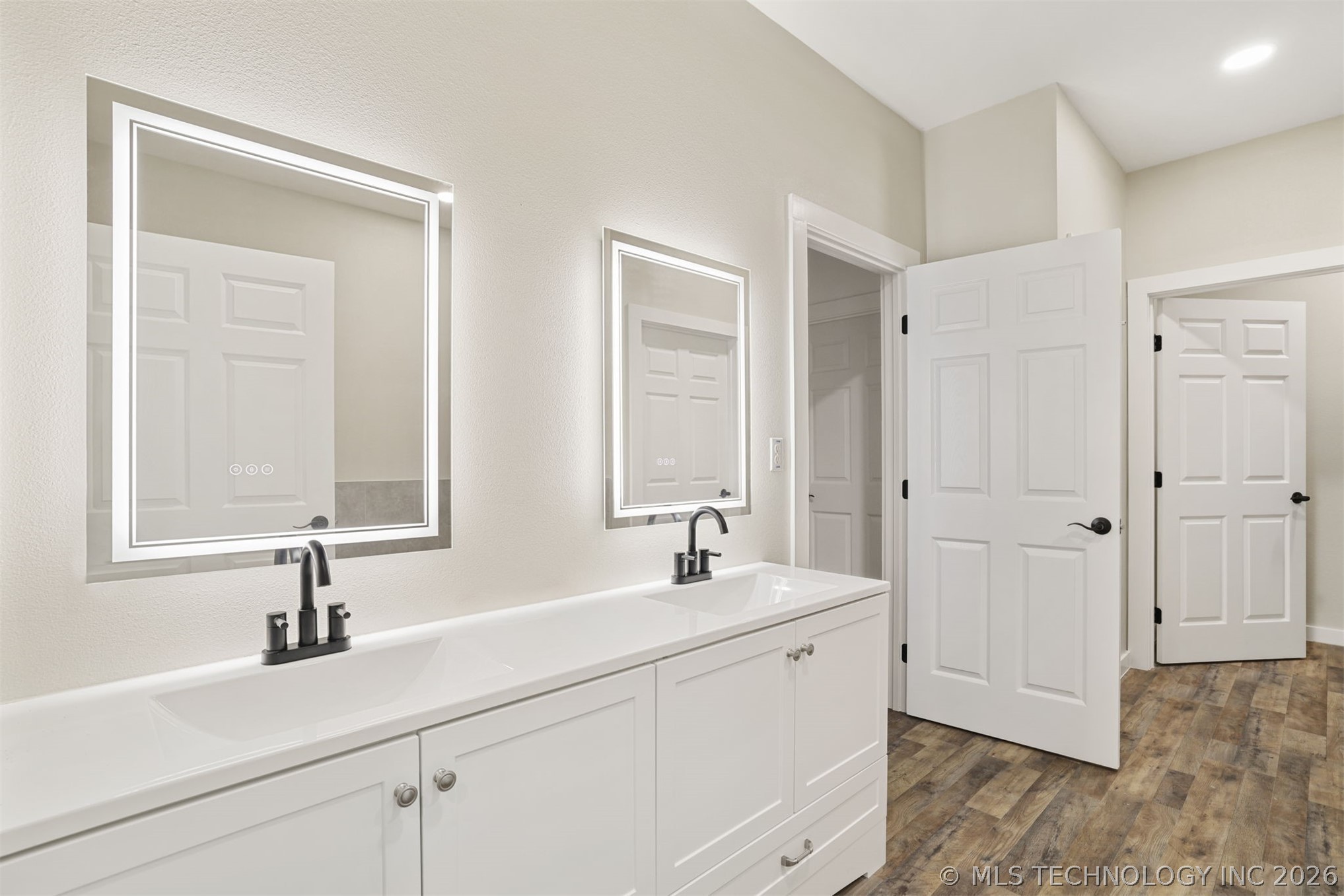 453 W 2nd Street Property Photo 10