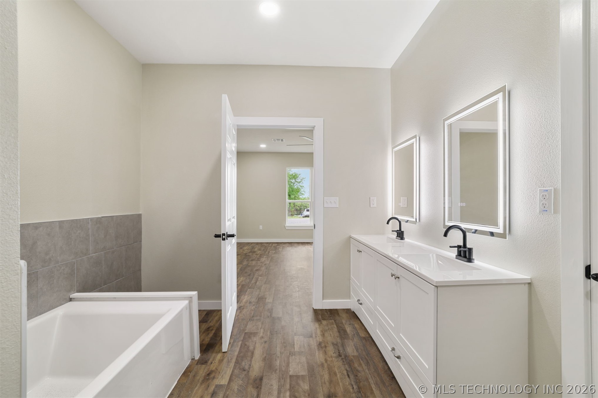453 W 2nd Street Property Photo 11
