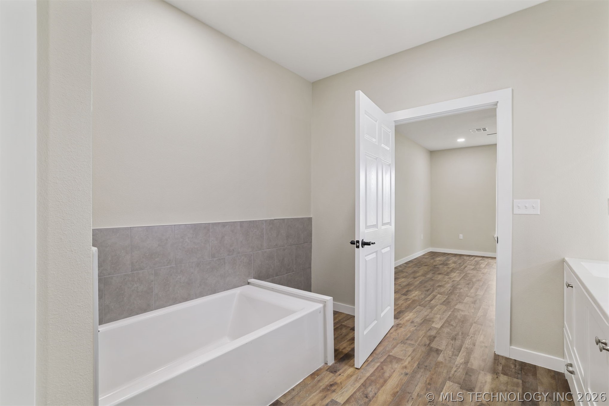 453 W 2nd Street Property Photo 13