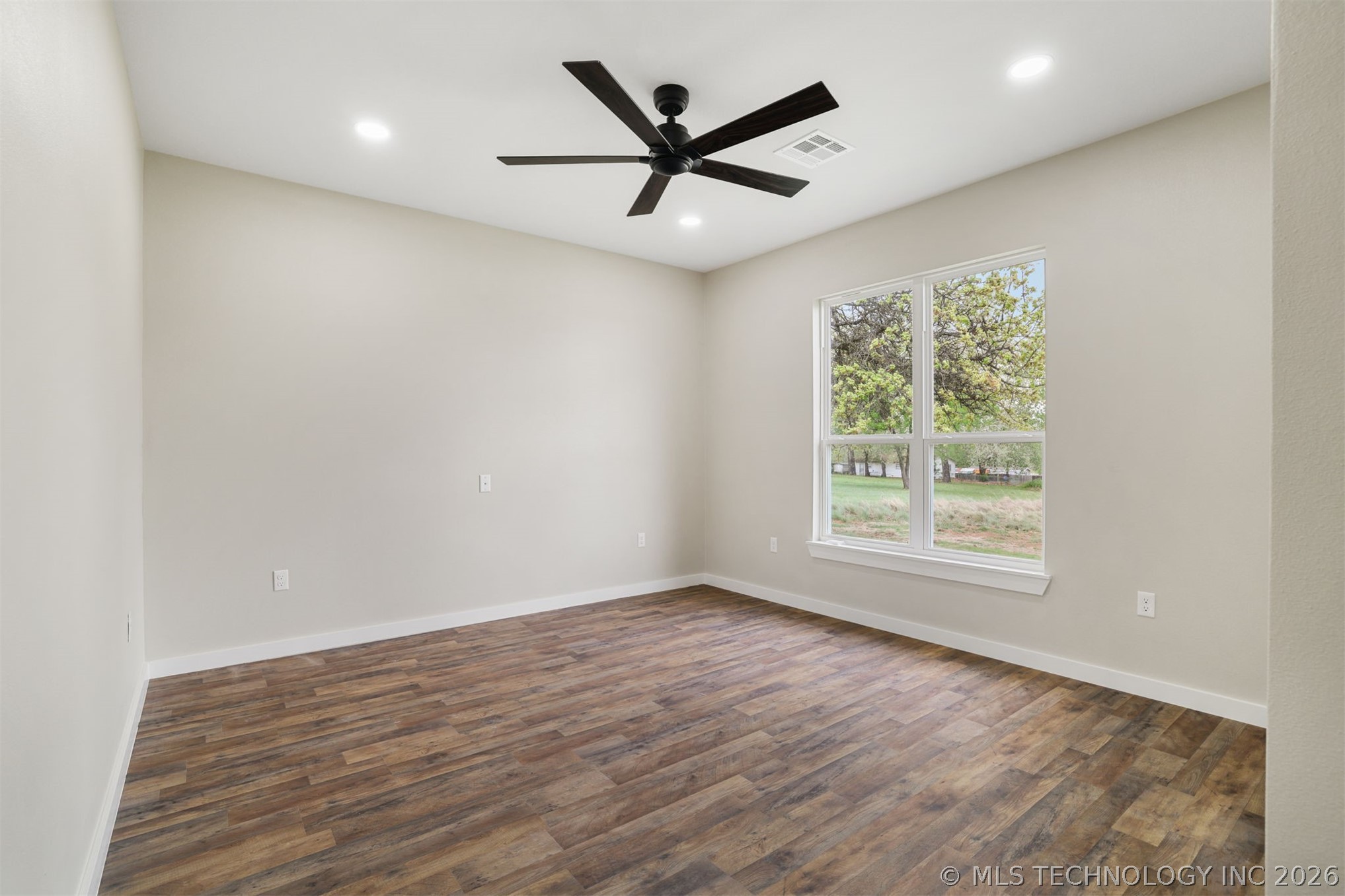 453 W 2nd Street Property Photo 17