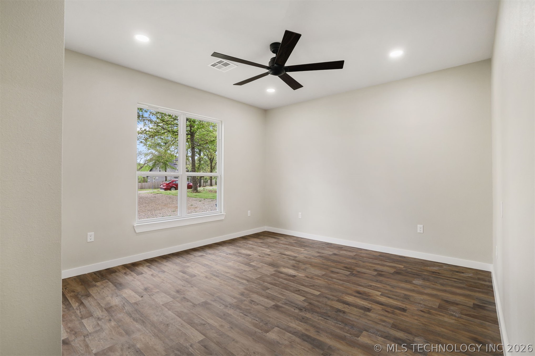 453 W 2nd Street Property Photo 20