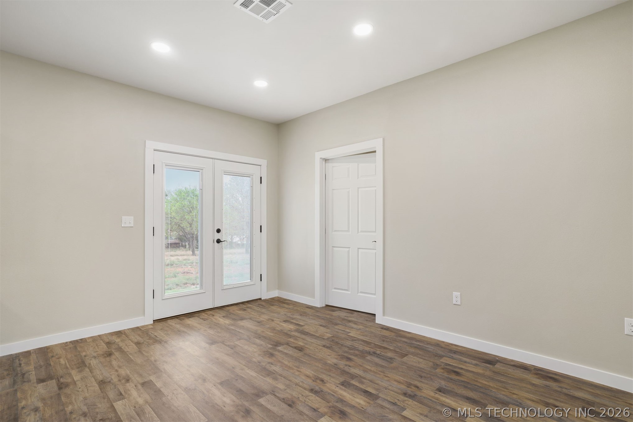 453 W 2nd Street Property Photo 23
