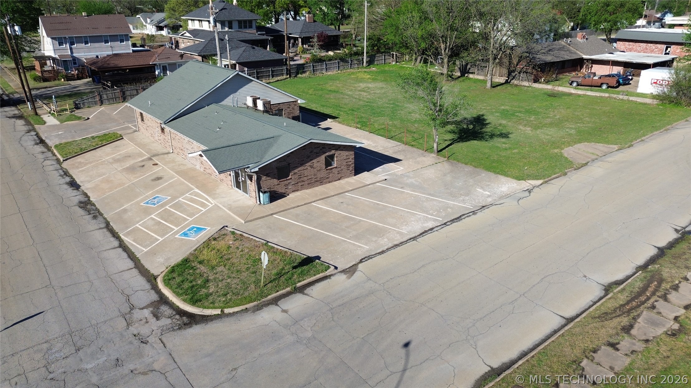 1002 E Cherry Street Property Photo 2