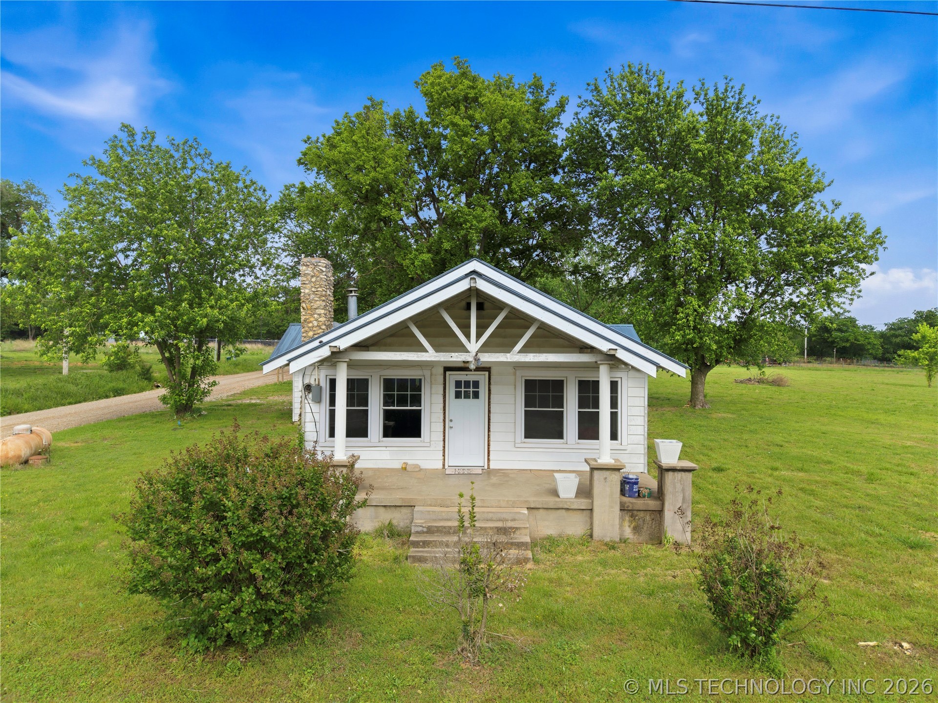 22389 North Road Property Photo 1