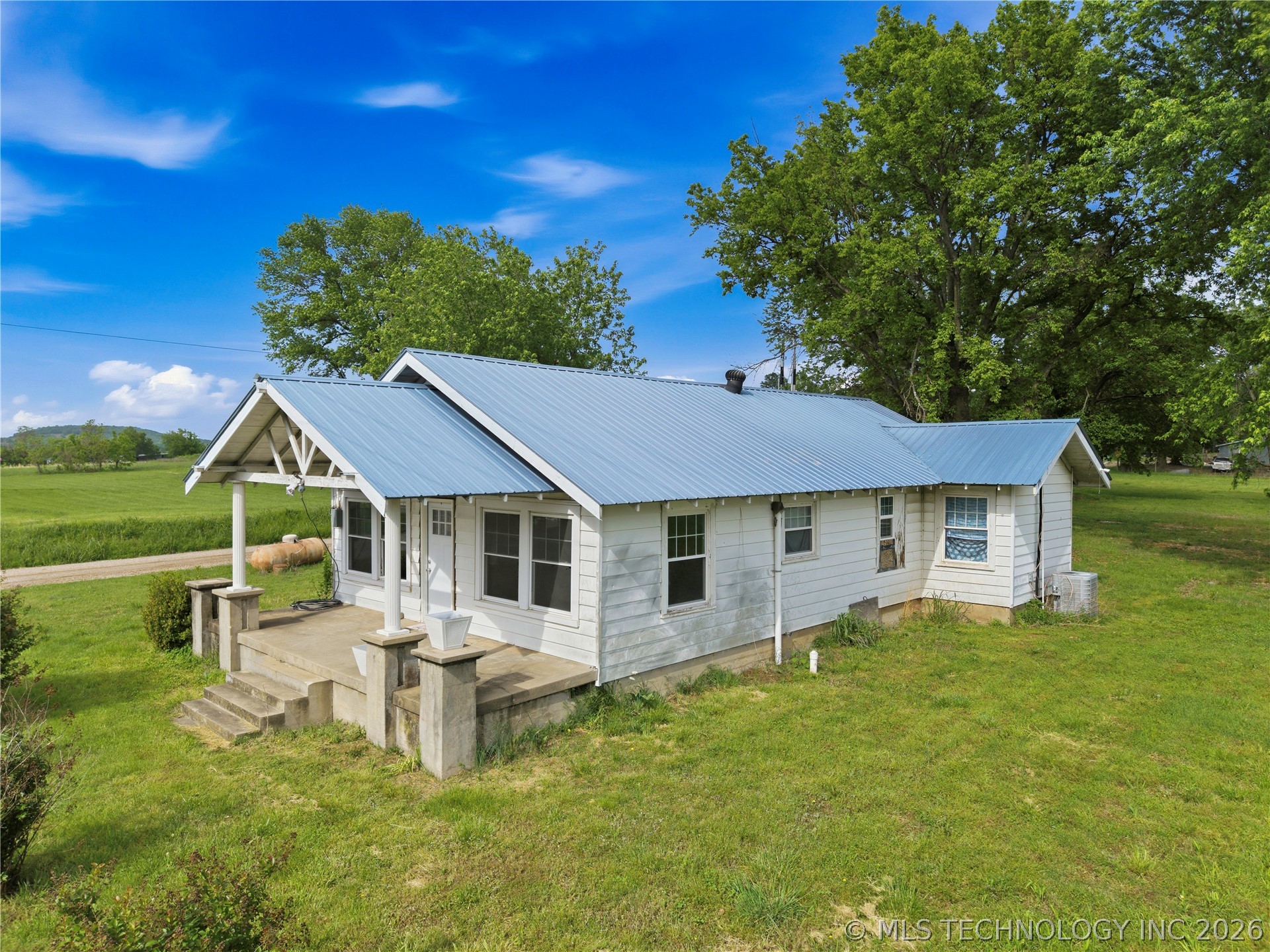 22389 North Road Property Photo 2