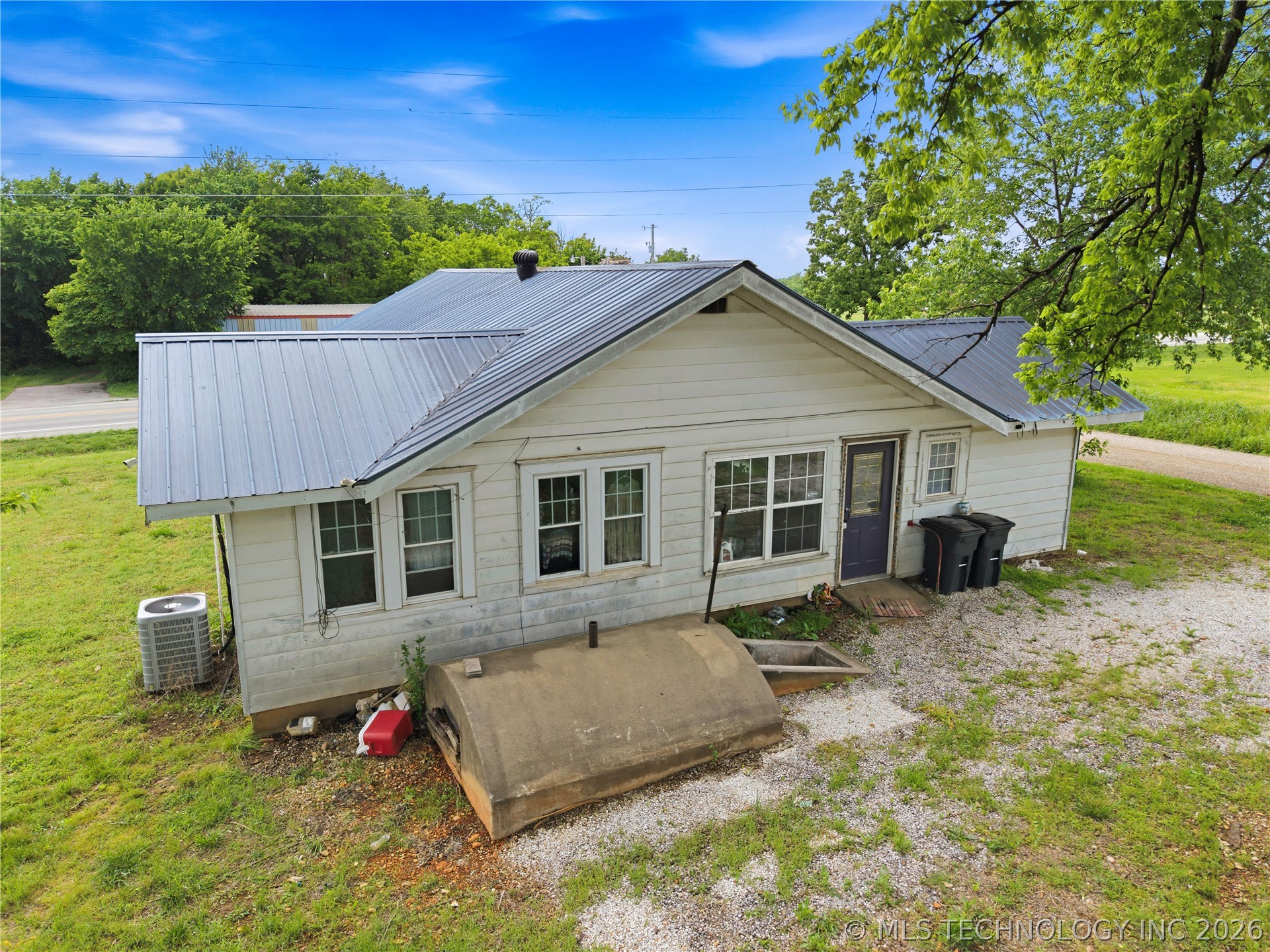 22389 North Road Property Photo 5