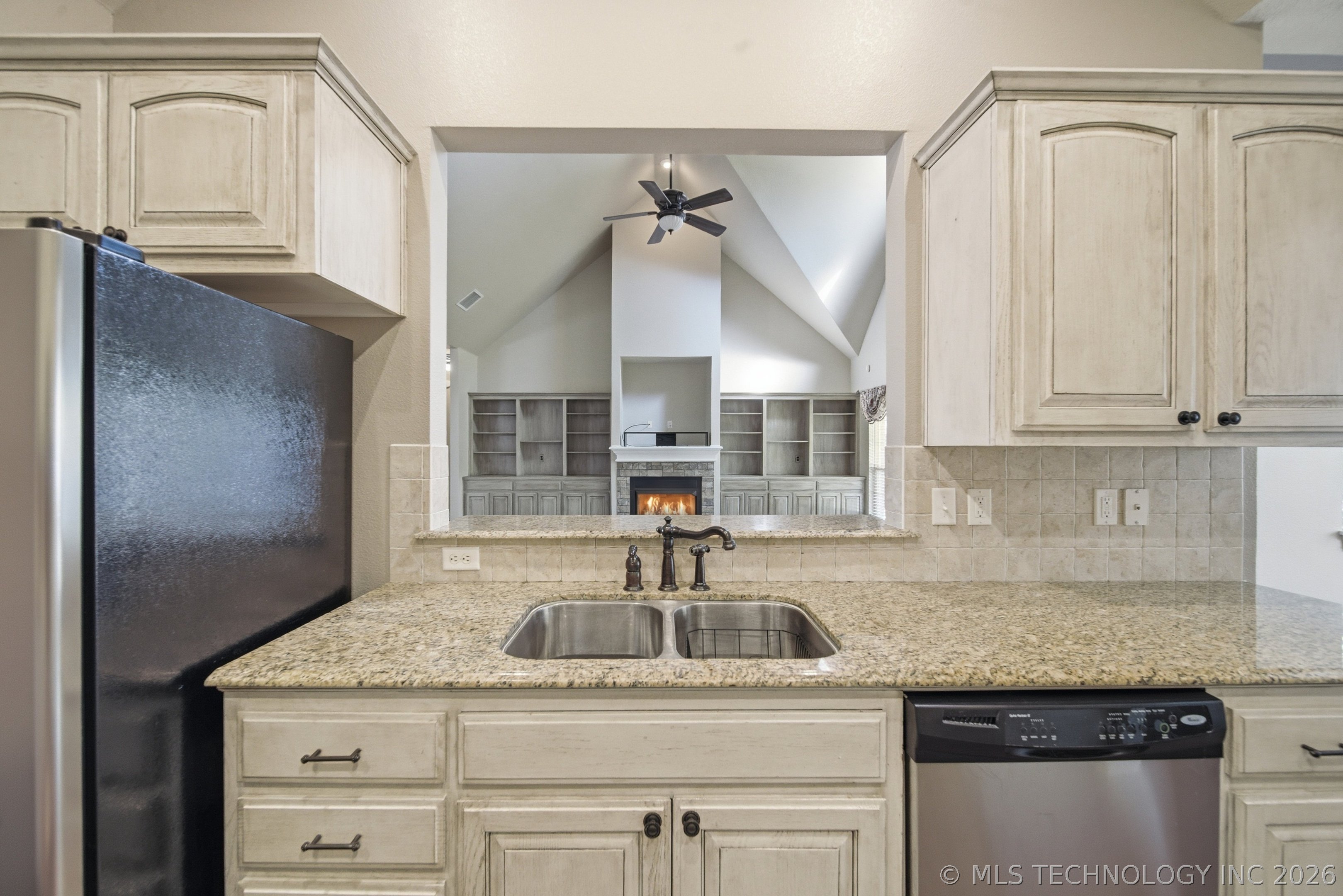 208 New Haven Street Property Photo 15