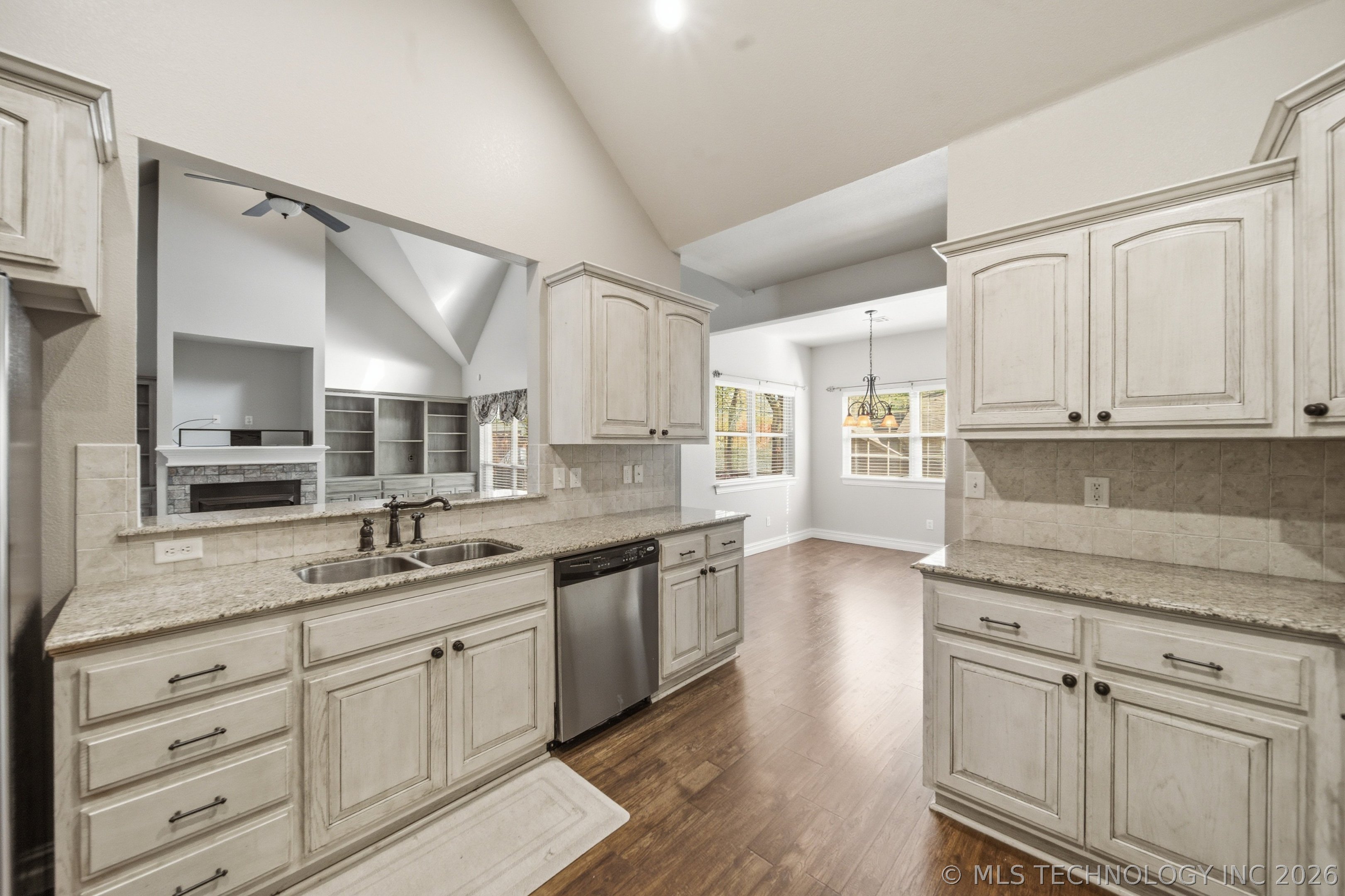 208 New Haven Street Property Photo 19