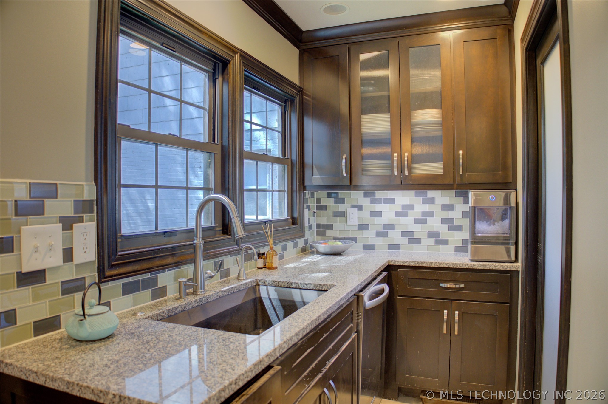1031 E 36th Place Property Photo 10