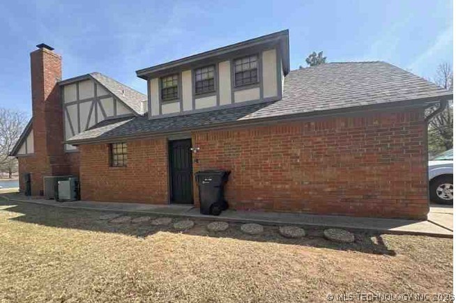 6105 Kingsbridge Drive Property Photo 3