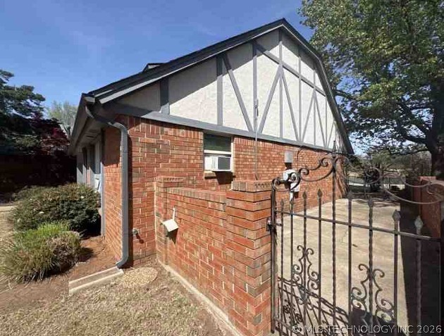 6105 Kingsbridge Drive Property Photo 4