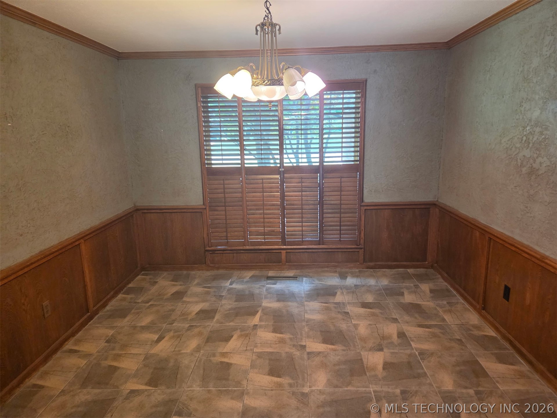 6105 Kingsbridge Drive Property Photo 8