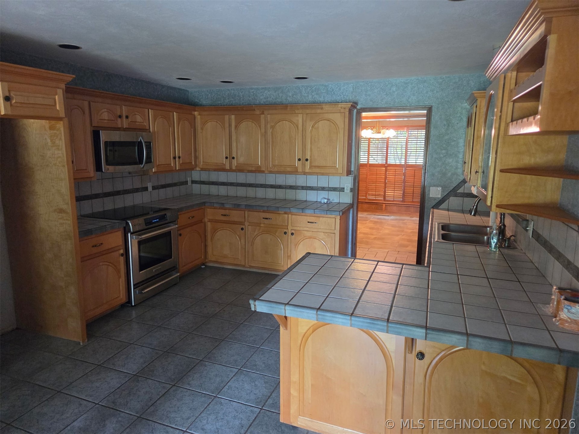 6105 Kingsbridge Drive Property Photo 9