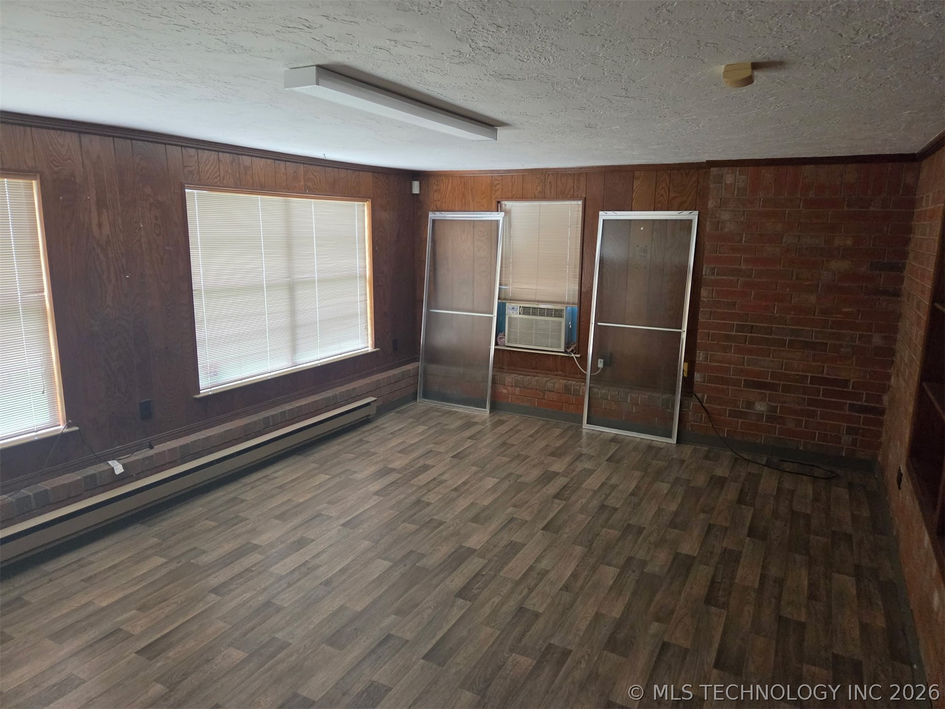 6105 Kingsbridge Drive Property Photo 11