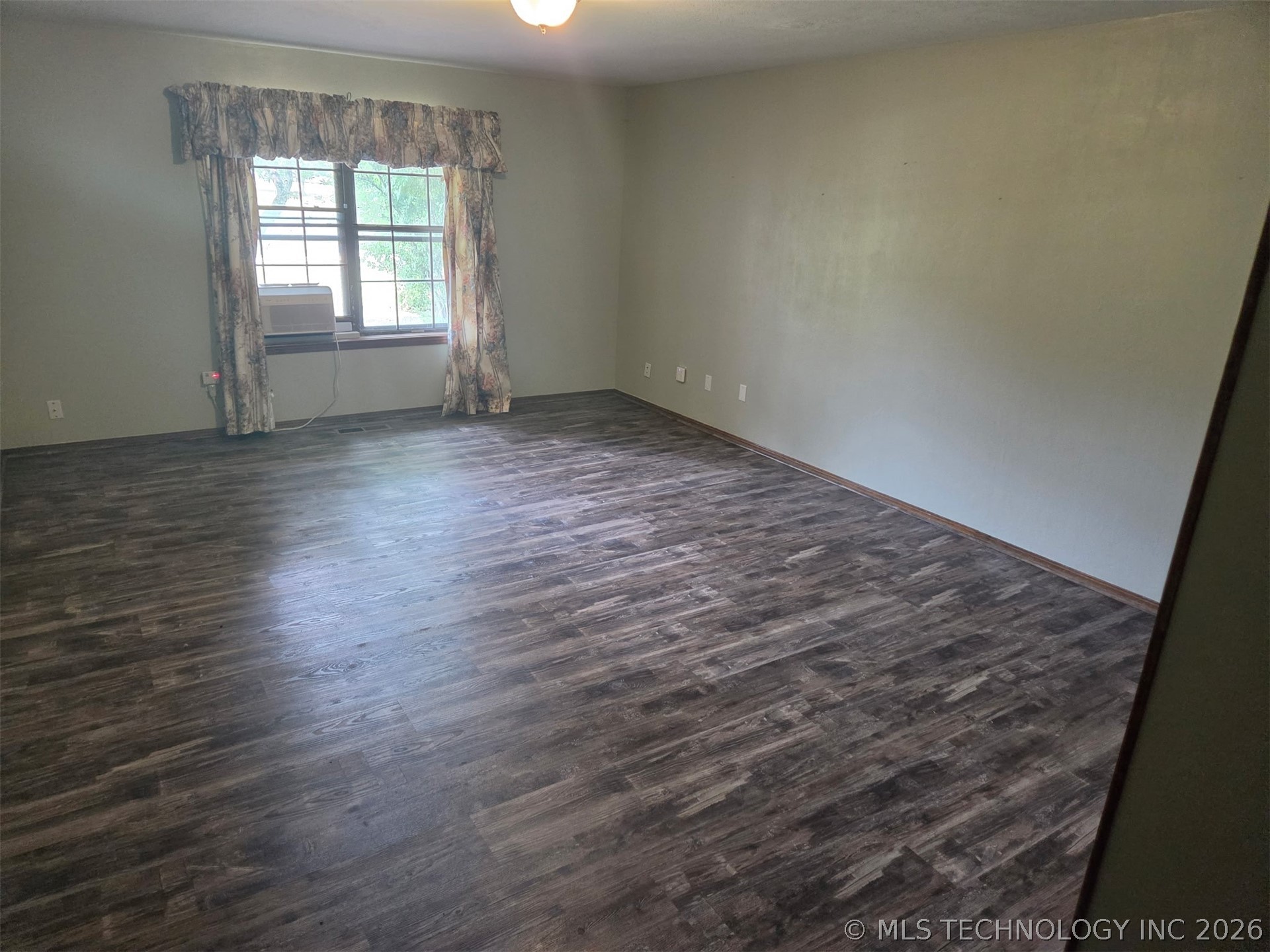 6105 Kingsbridge Drive Property Photo 12