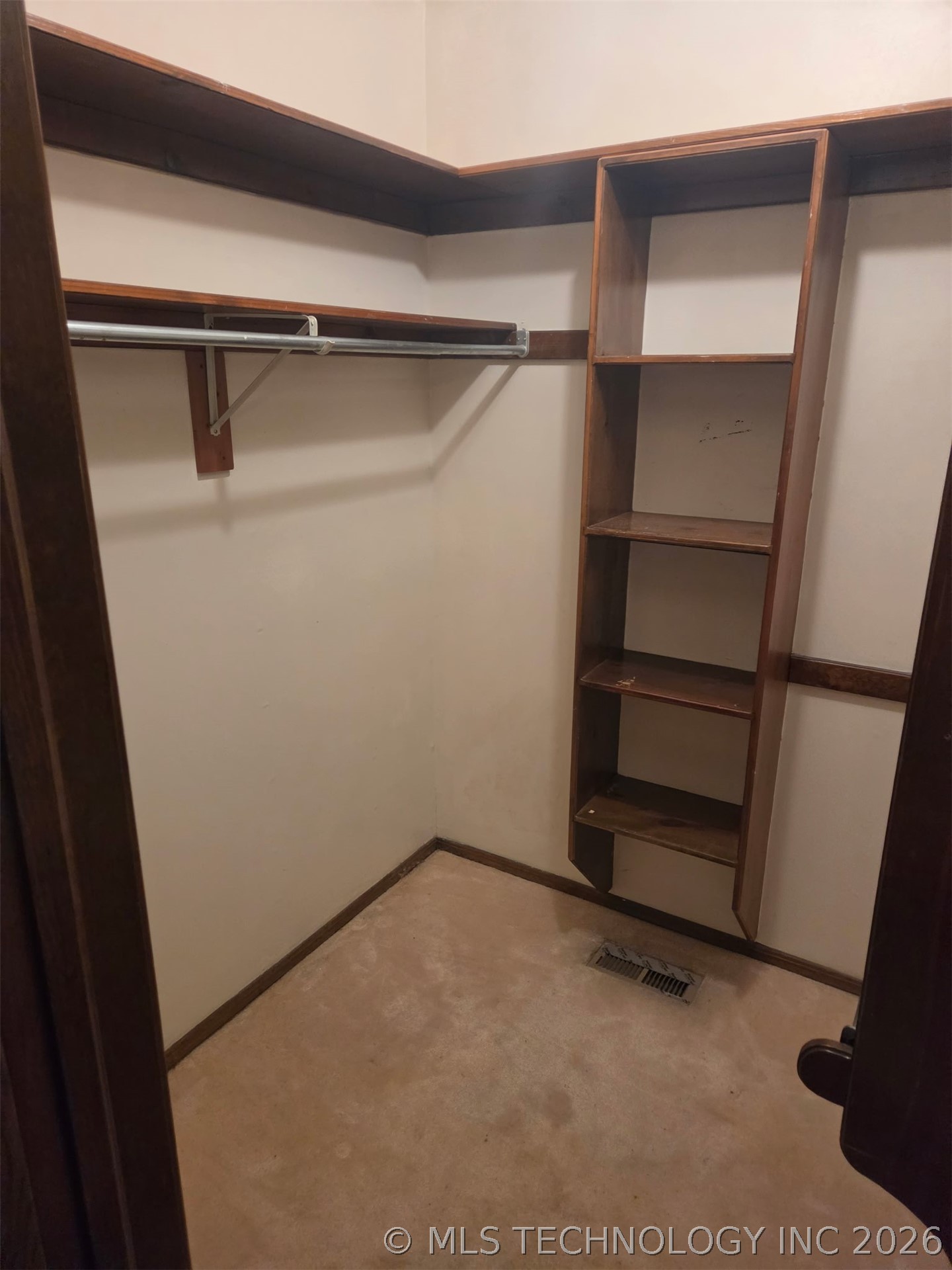 6105 Kingsbridge Drive Property Photo 17
