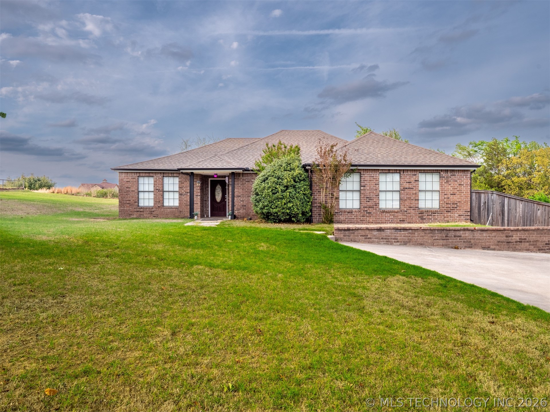 909 Fireside Estate Property Photo 1