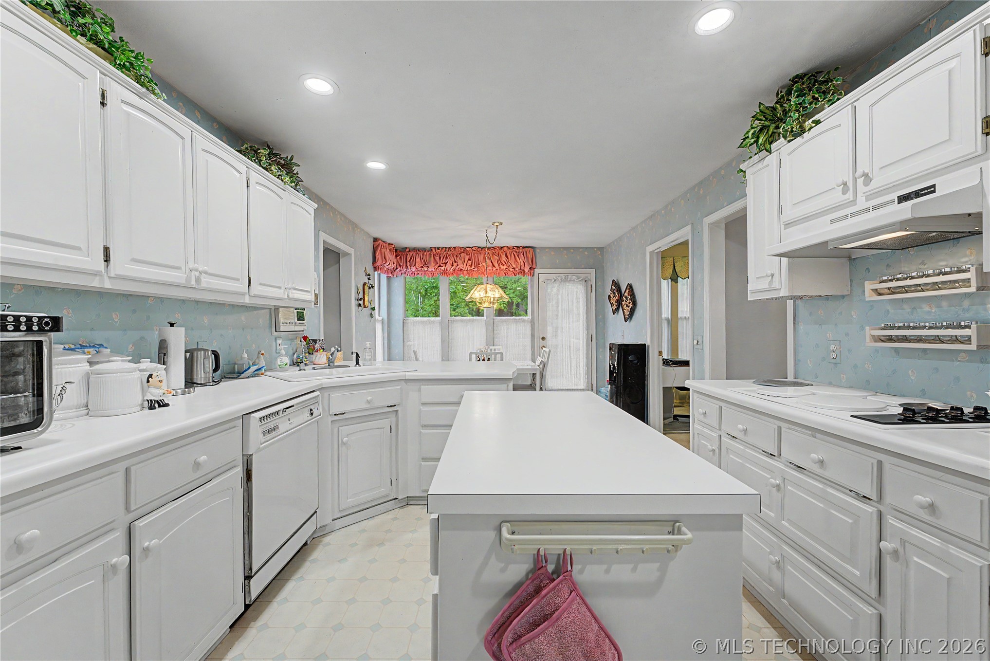 7007 S Sandusky Avenue Property Photo 4