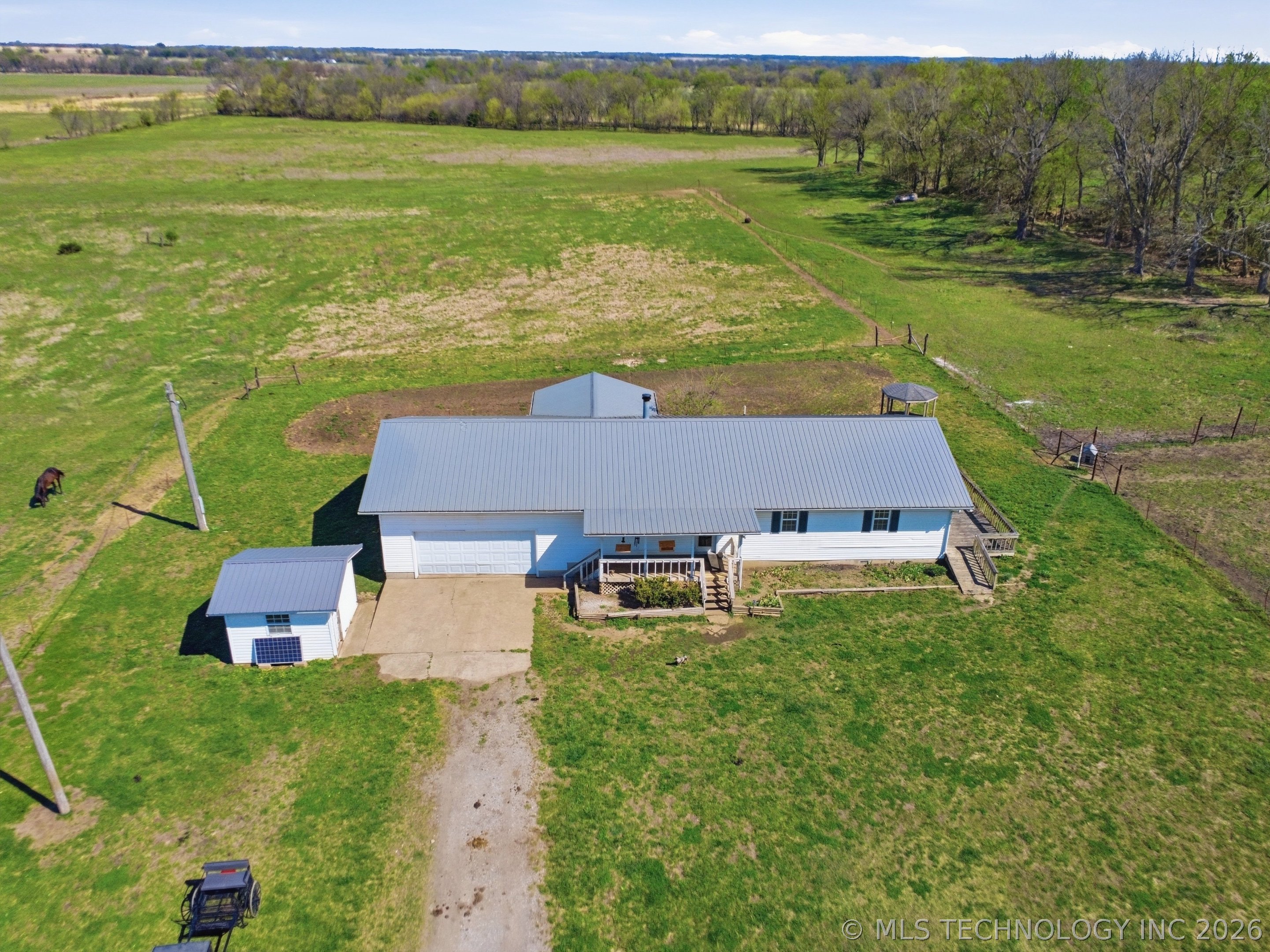 439092 E 40 Road Property Photo 2